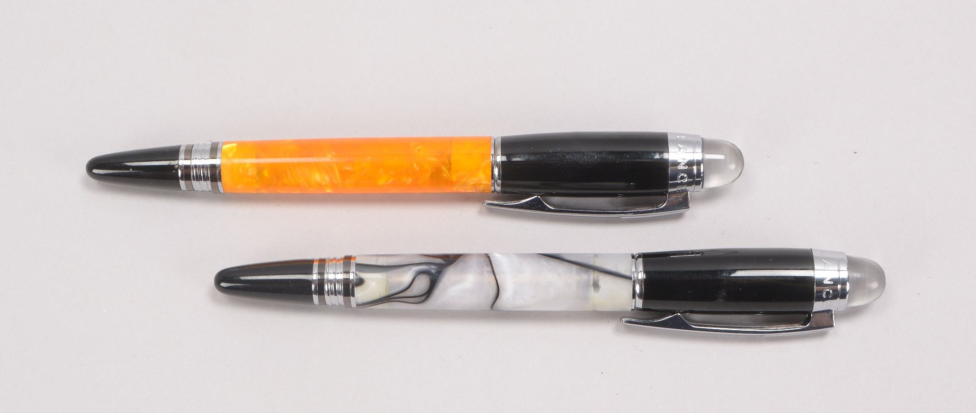 Sammler-Schreibgeräte: 2 Montblanc-Kugelschreiber, Modell 'MDL 33964L', im Etui - in gepflegtem Zust - Bild 2 aus 3