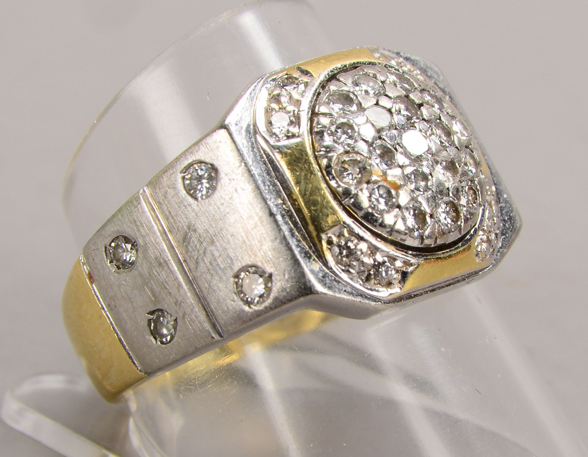 Ring (Cartier- Stil), 585 WG/GG (gestempelt), mit vielfachem Brillantbesatz/teils in Pav&eacute;-Fas