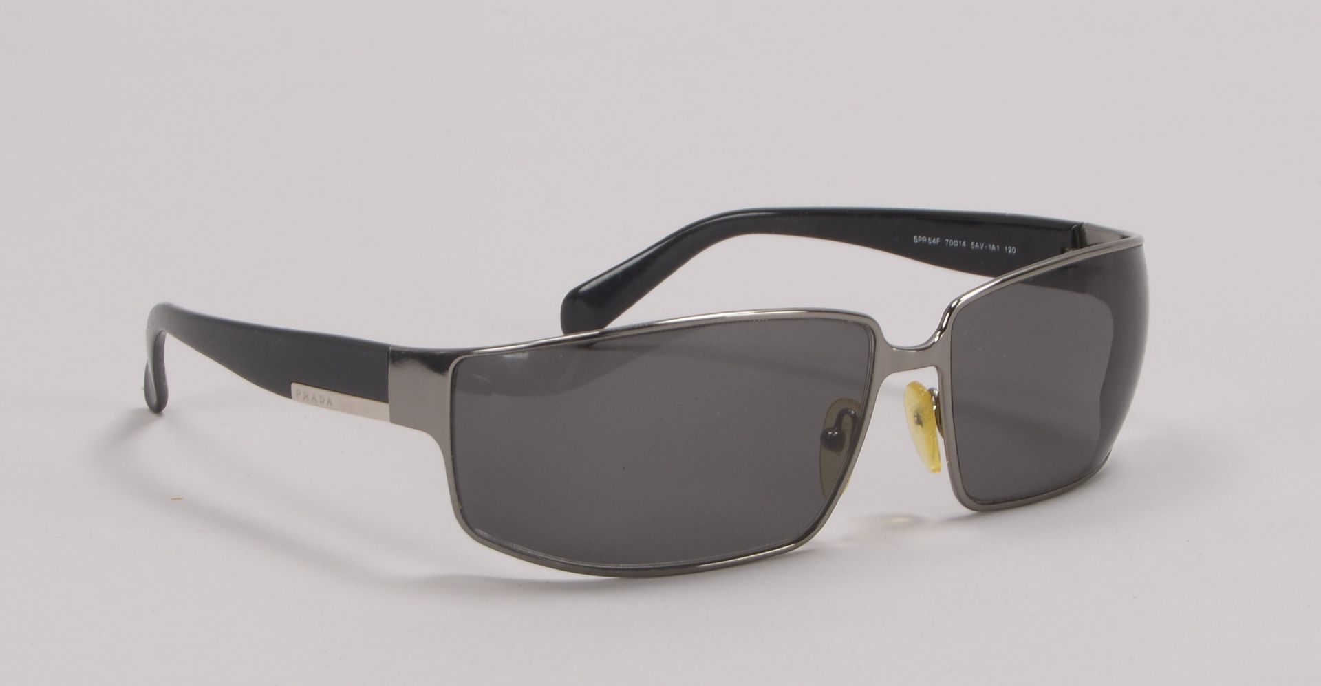 Prada/Italien, Designer-Sonnenbrille, im Etui - in gepflegtem Zustand; Rahmenbreite 14 cm - Bild 2 aus 3