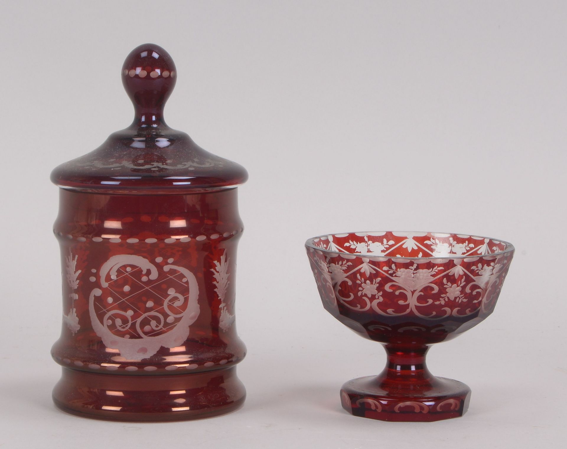 2 Glasgefäße (Böhmen), Deckelgefäß und Schale, jeweils mit rotem Überfang, fein beschliffen; 1x Höhe