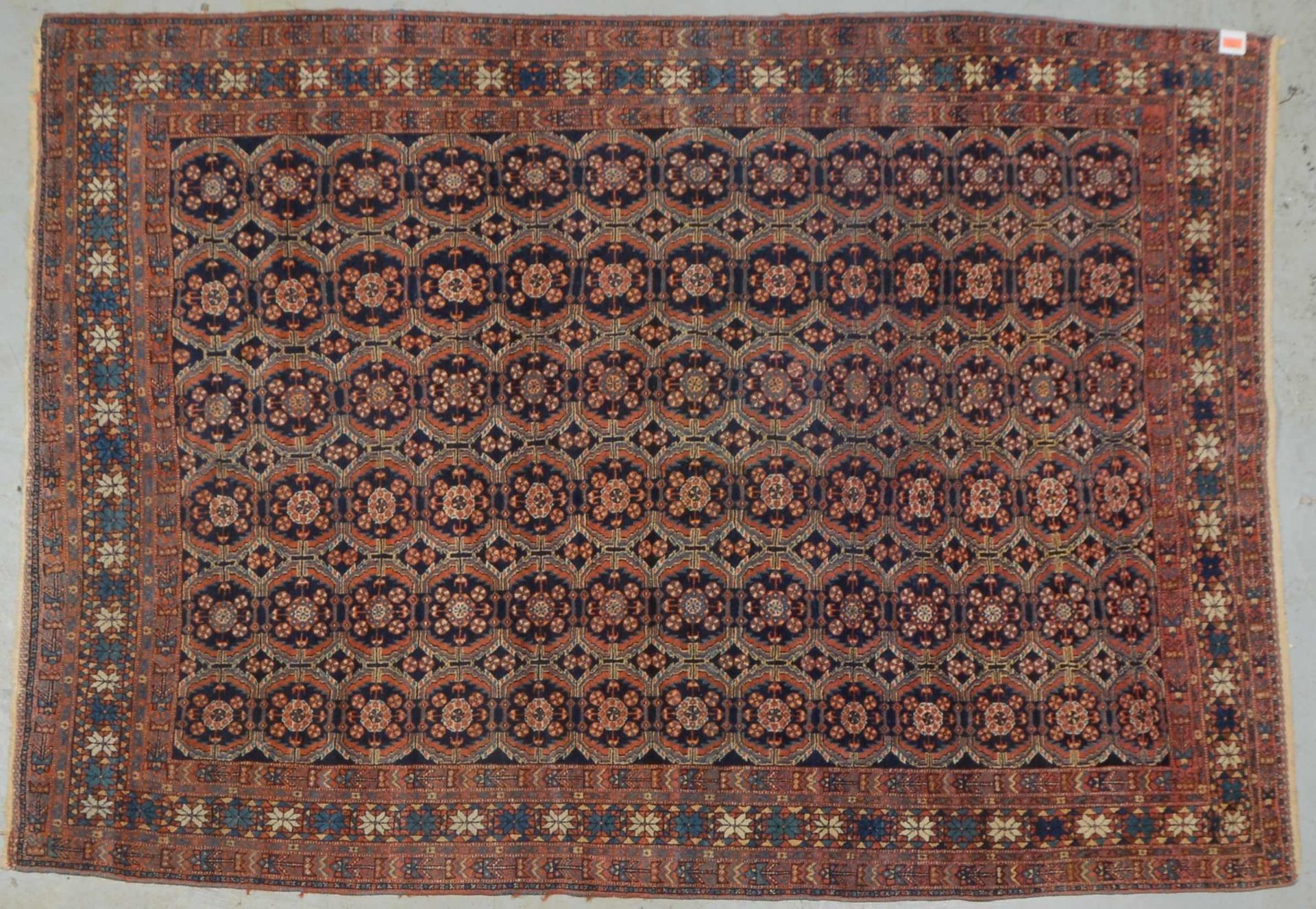 Gashgai, mittelfeine Knüpfung, mit Oktogonen durchgemustert, Flor in gutem Zustand; Maße 343 x 173 c