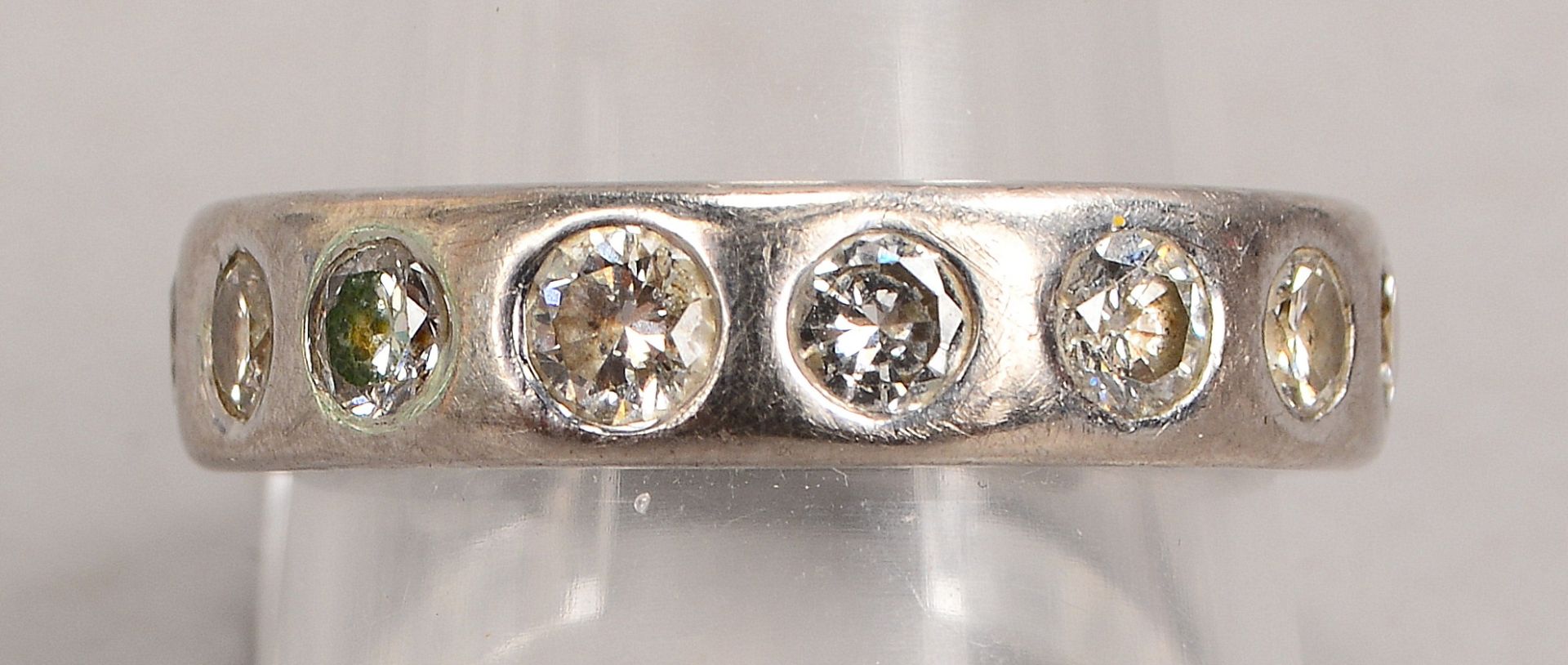 Memoryring, 585 WG (gestempelt), mit 15-fachem Brillantbesatz/zusammen ca. 1,5 ct, getöntes Eeiß - g - Bild 2 aus 2