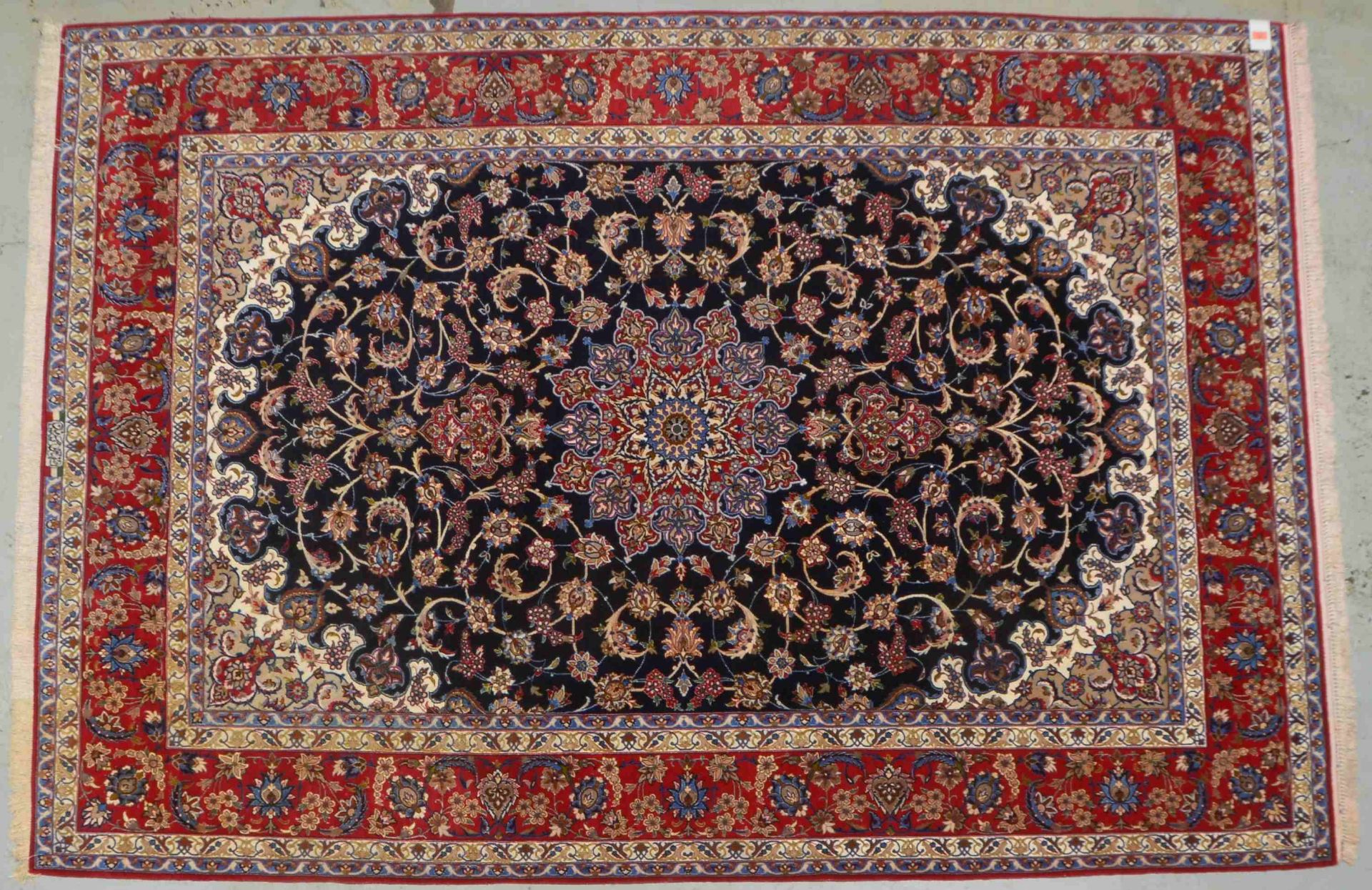 Isfahan, Wolle auf Seide/mit Seidenanteilen, feine Kn&uuml;pfung, signiert, Flor in gutem Zustand, w