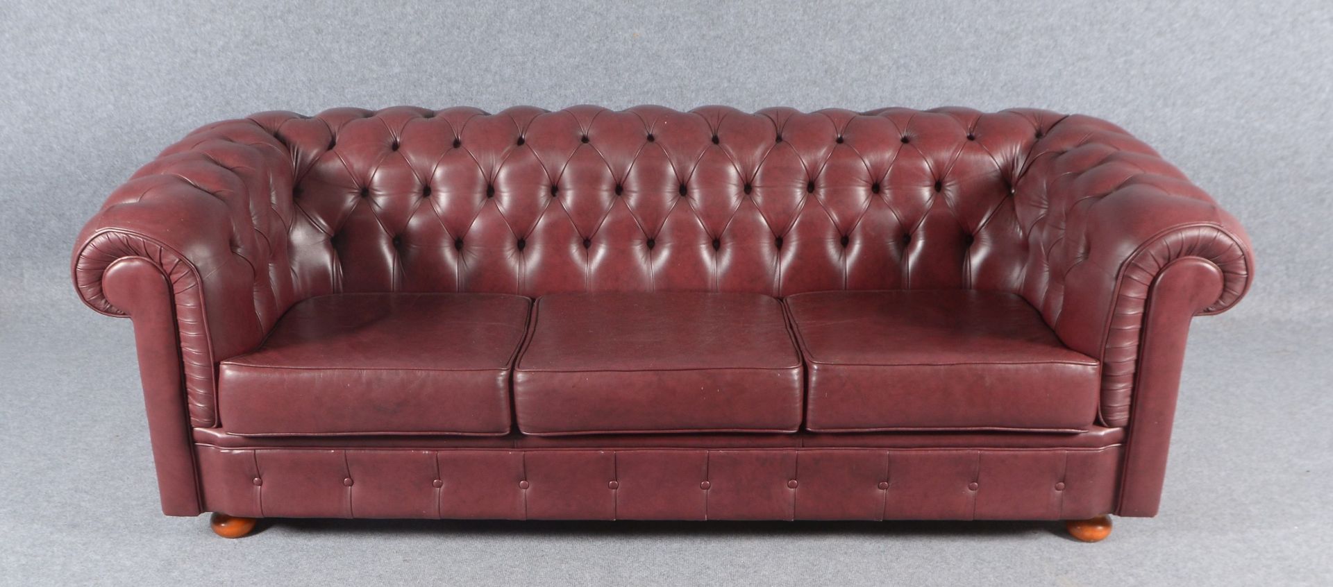 Chesterfield-Sofa/Dreisitzer, bordeauxroter Lederbezug - mit typischer Knopfheftung, in guter/gepfle - Bild 2 aus 3