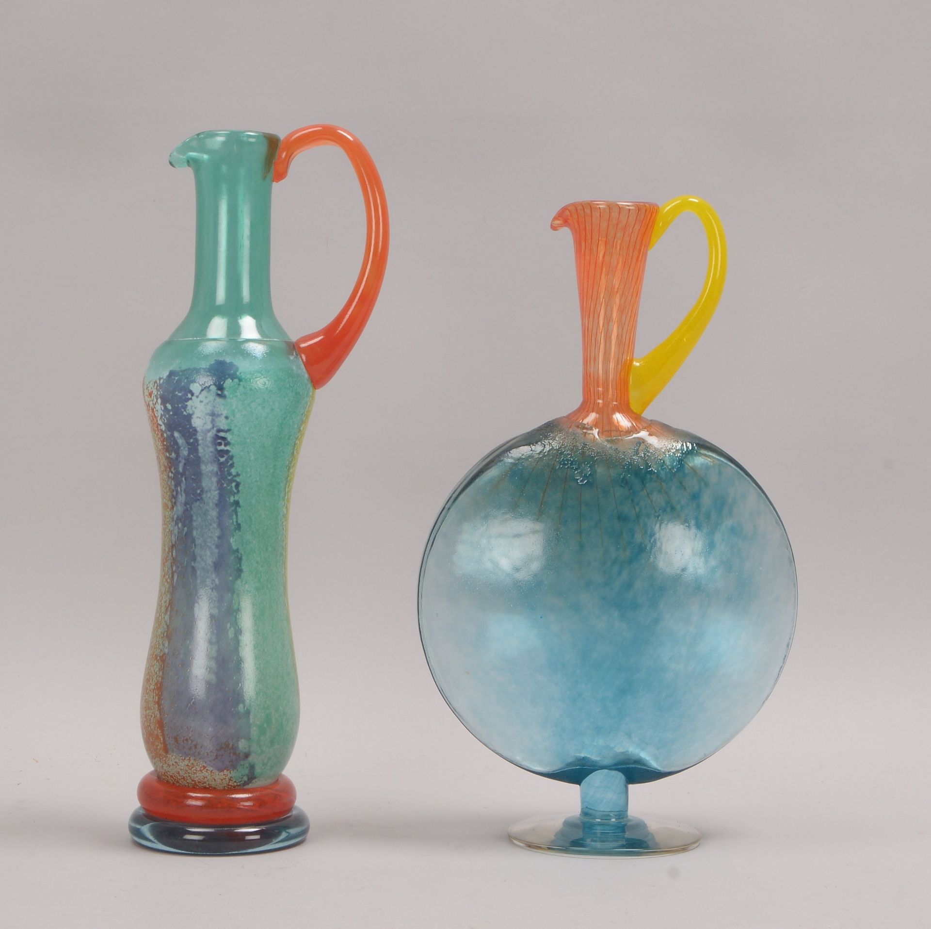 Kosta Boda, Paar Henkelvasen/Flaschen, farbiges Glas, verschiedene Ausführungen, im Boden jeweils mi