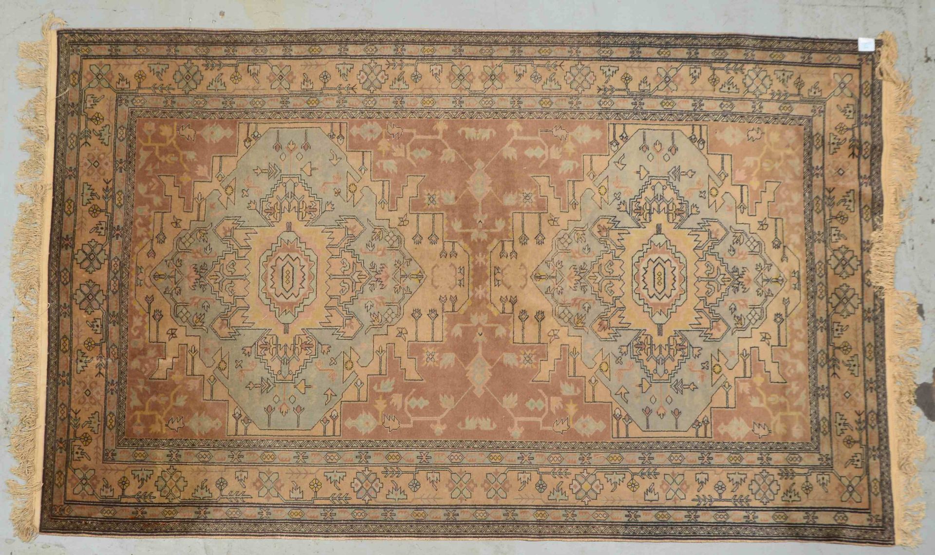 Orientteppich (wohl Pakistan), mittelfeine Knüpfung, geometrische Musterung, insgesamt gleichmäßiger