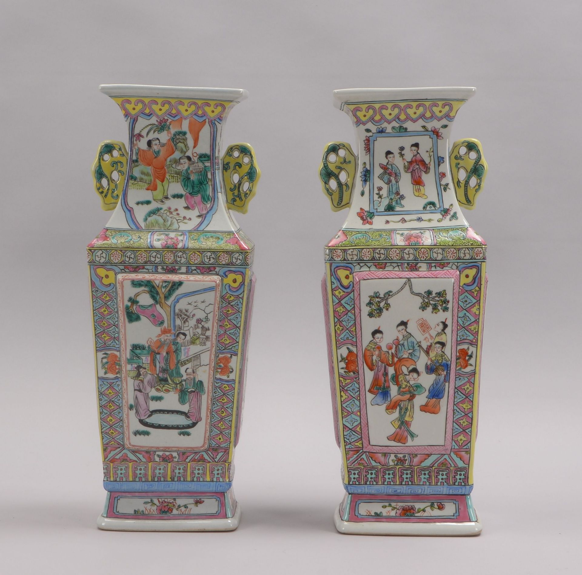 Paar Porzellanvasen (Mao-Dynastie/China, 20. Jahrhundert), Vierkantkorpus mit polychromer Bemalung ( - Image 2 of 4