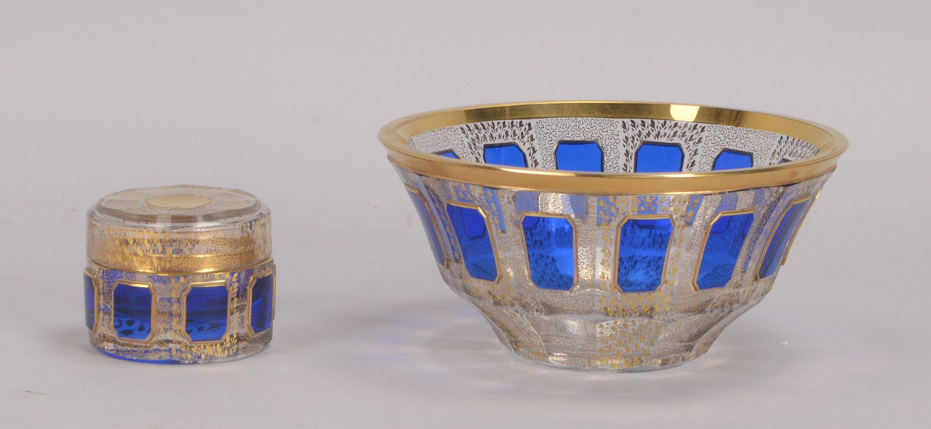 2 Glasgefäße (Böhmen), Deckelgefäß und Schale, geschnitten, jeweils mit blauem Überfang, mit Goldmal