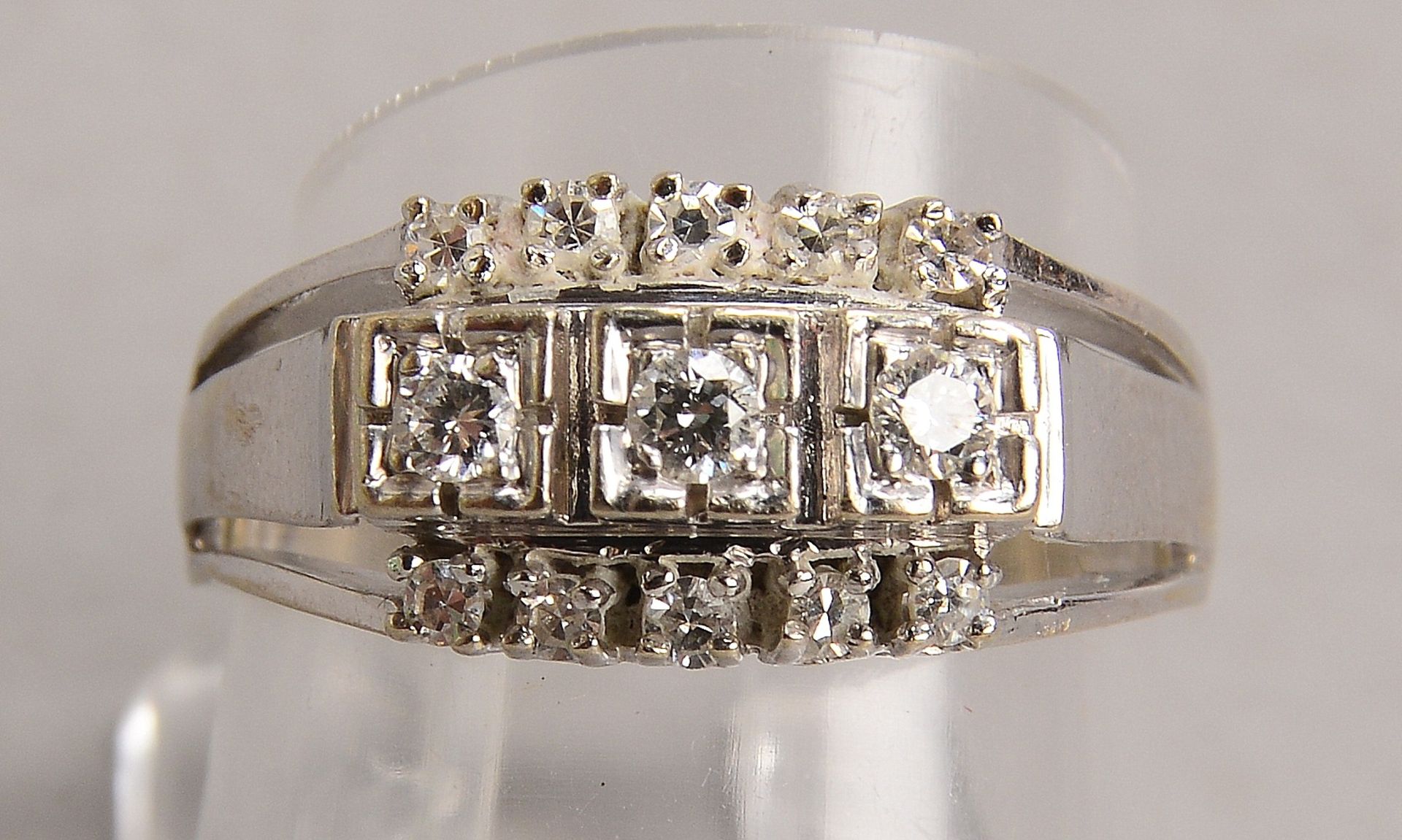 Ring, 585 WG (gestempelt), mit 3-fachem Brillantbesatz, mit einer Entourage aus 10x Diamanten/zusamm - Bild 2 aus 2