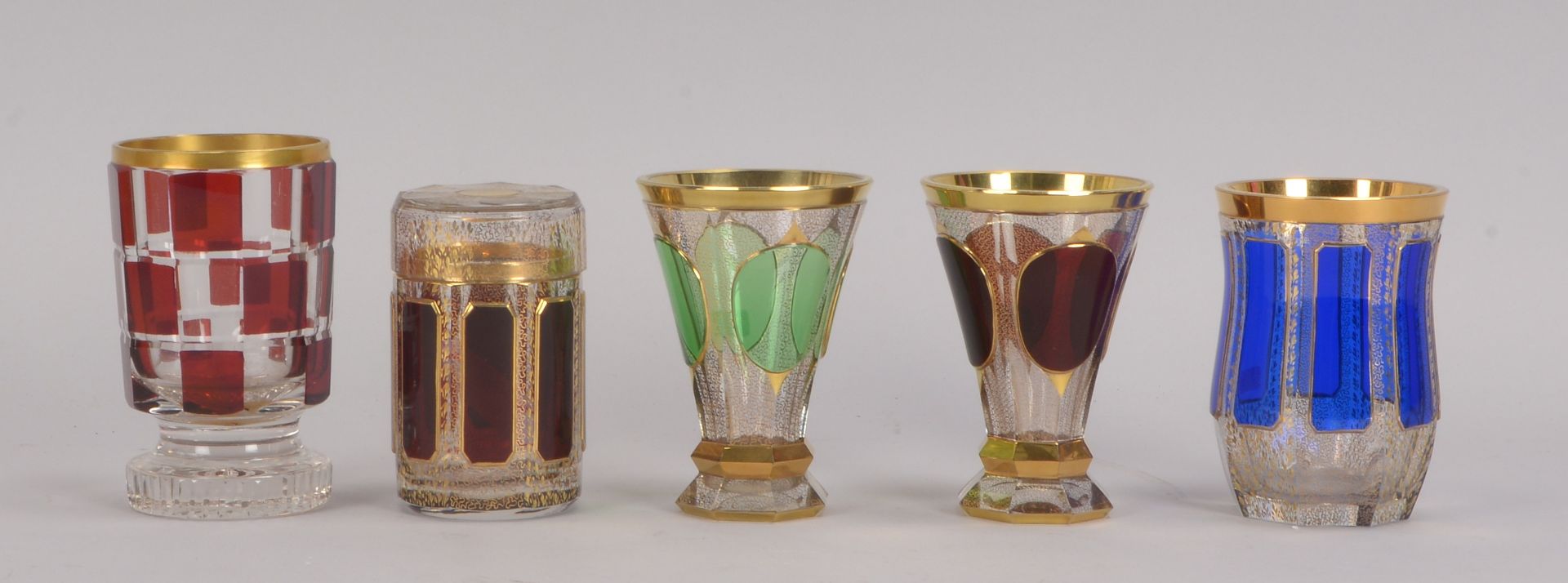 Kleines Tischglas-Konvolut (B&ouml;hmen), Glas geschnitten und &uuml;berfangen/mit Goldbemalung, 5 T
