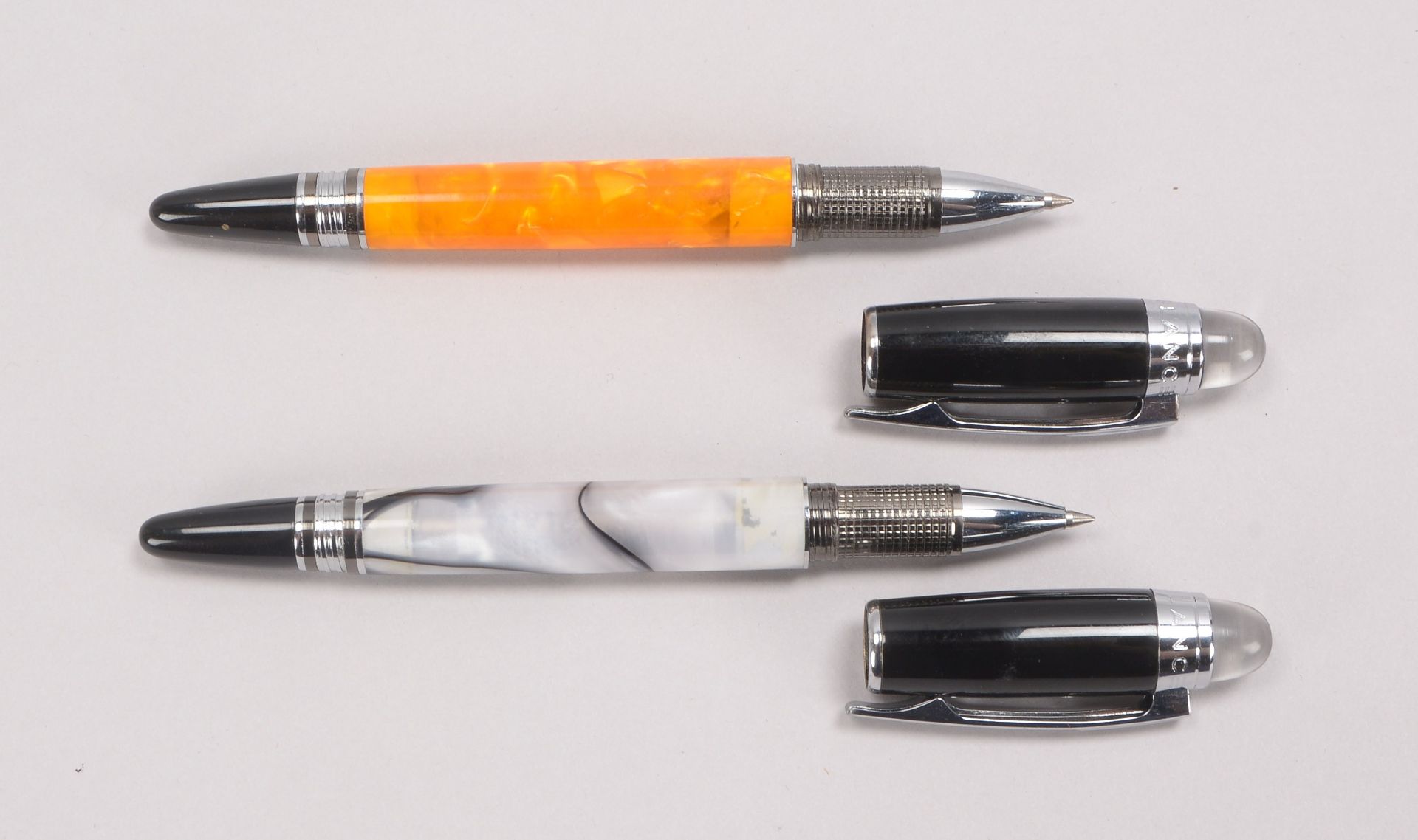 Sammler-Schreibgeräte: 2 Montblanc-Kugelschreiber, Modell 'MDL 33964L', im Etui - in gepflegtem Zust - Bild 3 aus 3