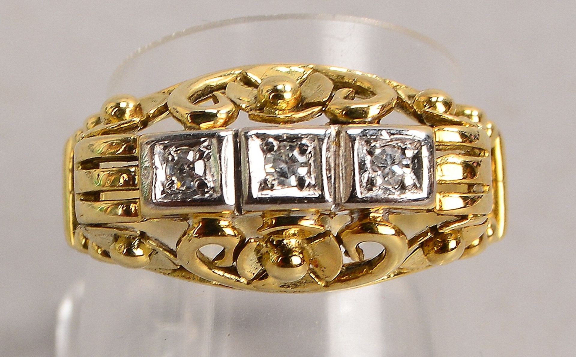 Ring, 585 GG (gestempelt), mit 3-fachem Diamantbesatz, Steine im Achtkantschliff; RG 56, Gewicht 5,6 - Image 2 of 2