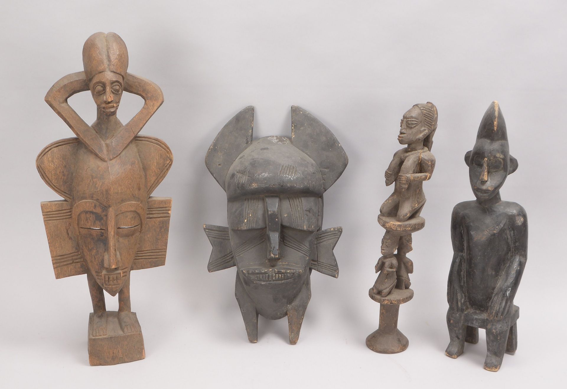 Konvolut Holzschnitzereien (Afrika), Figuren und Masken, unterschiedliche Ausf&uuml;hrungen, 4 St&uu