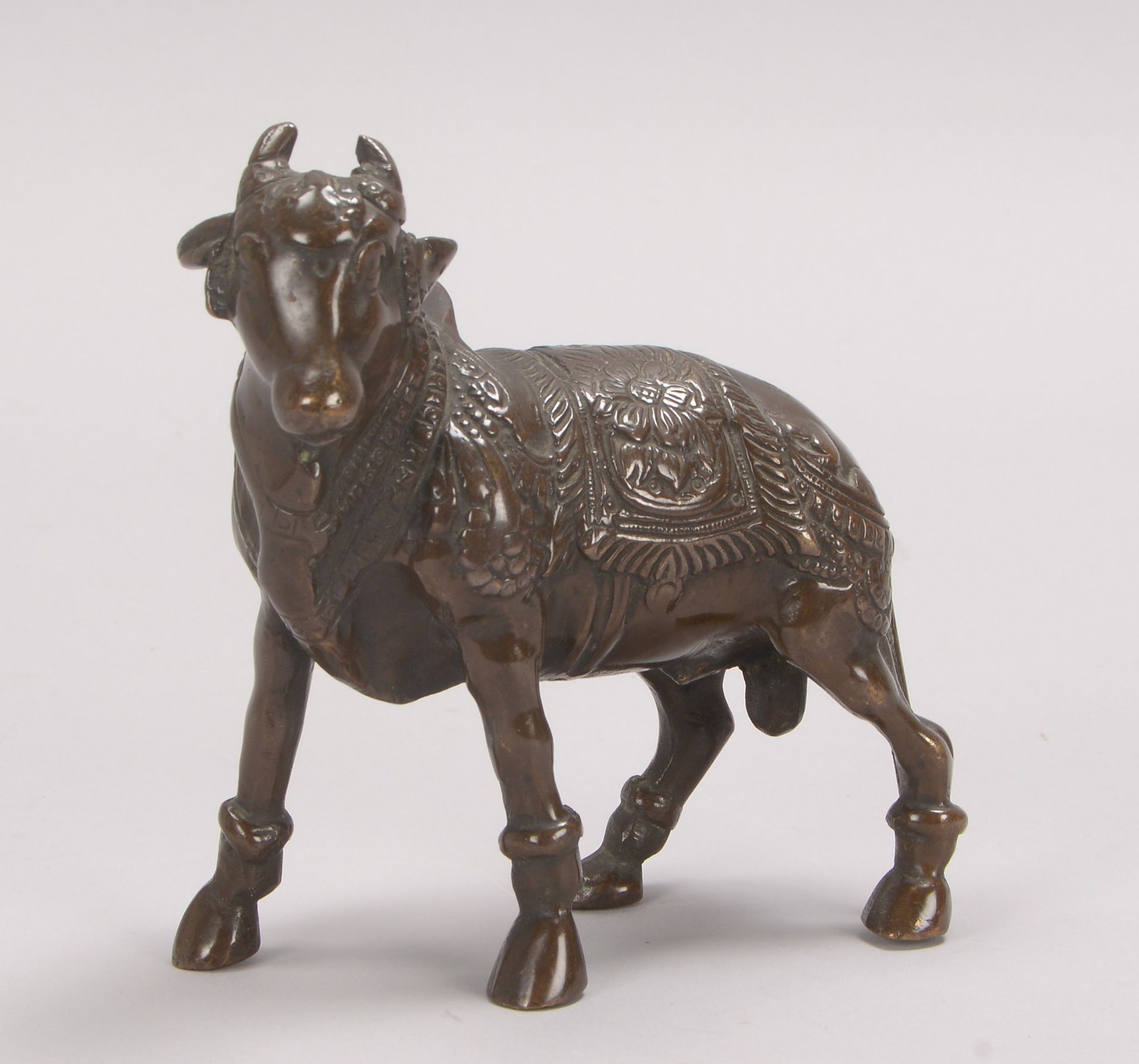 Bronzeskulptur (Indien), &#039;Kuh&#039;, partiell reliefiert; H&ouml;he 14,5 cm, L&auml;nge 13,5 cm