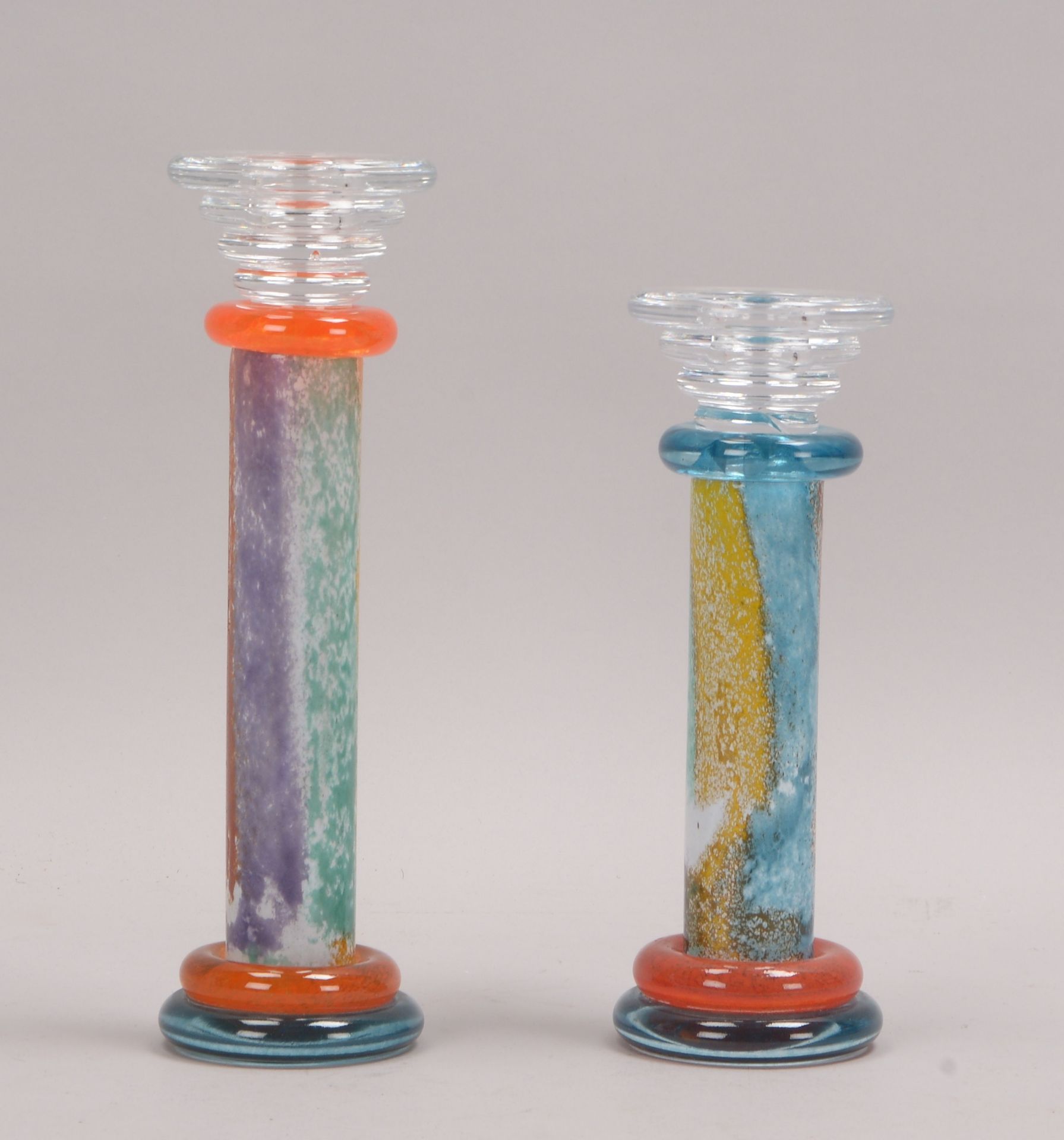 Kosta Boda, Paar Kerzenleuchter, farbiges Glas, im Boden jeweils mit Ritzsignatur und Nummerierung; 