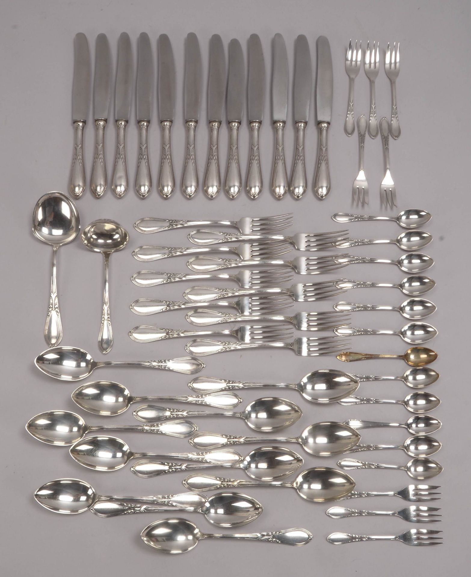Umfassendes Tafelbesteck, Speise- und Kaffeebesteck, 800 Silber, umfassend: 12x Messer und 10x Gabel