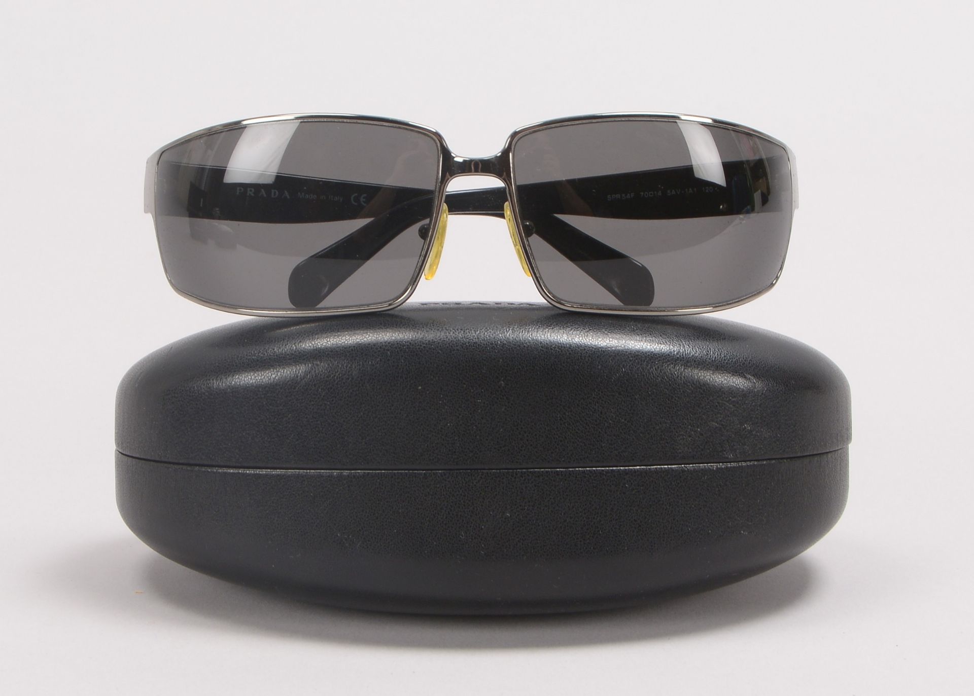 Prada/Italien, Designer-Sonnenbrille, im Etui - in gepflegtem Zustand; Rahmenbreite 14 cm - Bild 3 aus 3