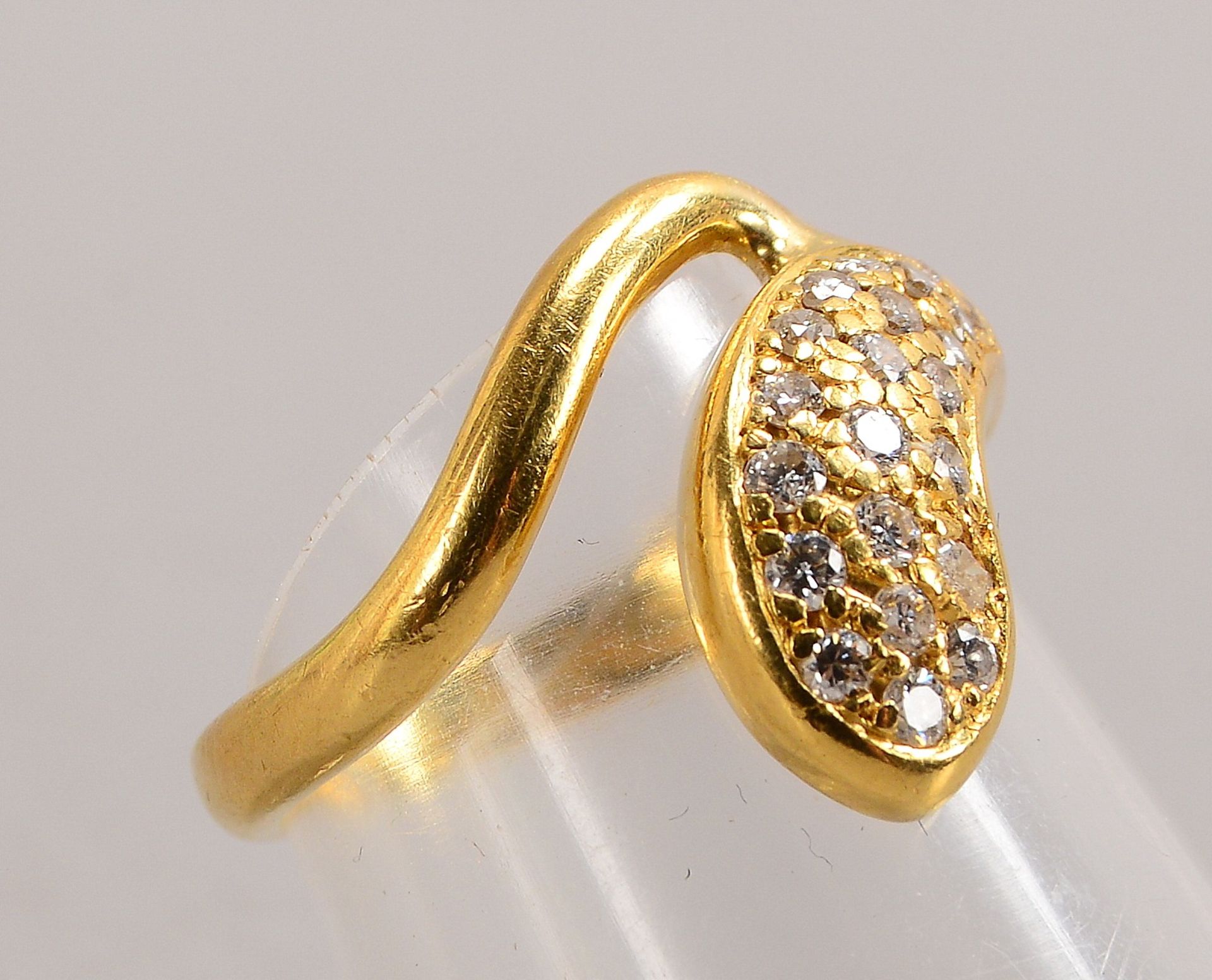 Ring, 750 GG (gestempelt), mit mehrfachem Brillantbesatz/zusammen 0,35 ct; RG 49/50, Gewicht 4,30 g