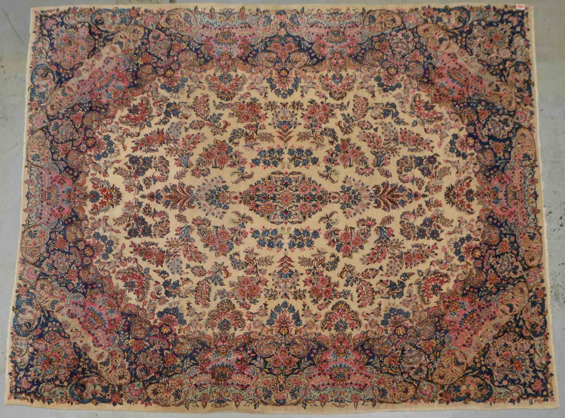 Kirman Laver, mittelfeine Knüpfung, hellgrundig, hochflorig - Flor in gutem Zustand; Maße 305 x 245 