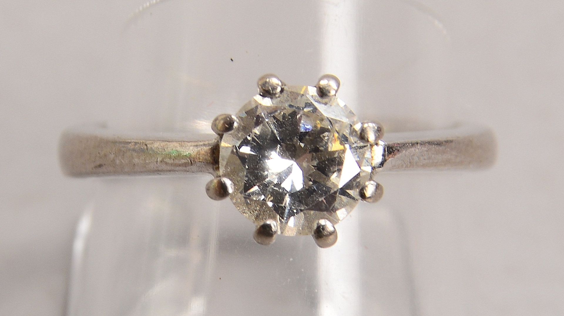 Solit&auml;rring, 585 WG (gestempelt), besetzt mit einzelnem Brillant von ca. 1,0 ct, Farbe Wei&szli