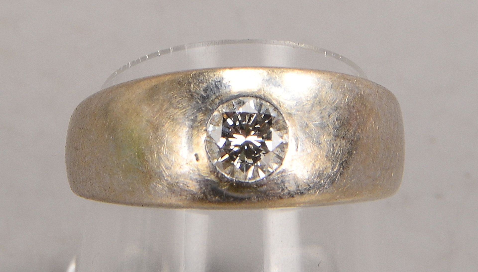 Solitärring, 585 WG (gestempelt), besetzt mit einzelnem Brillant von ca. 0,30 ct, Innenschiene mit N