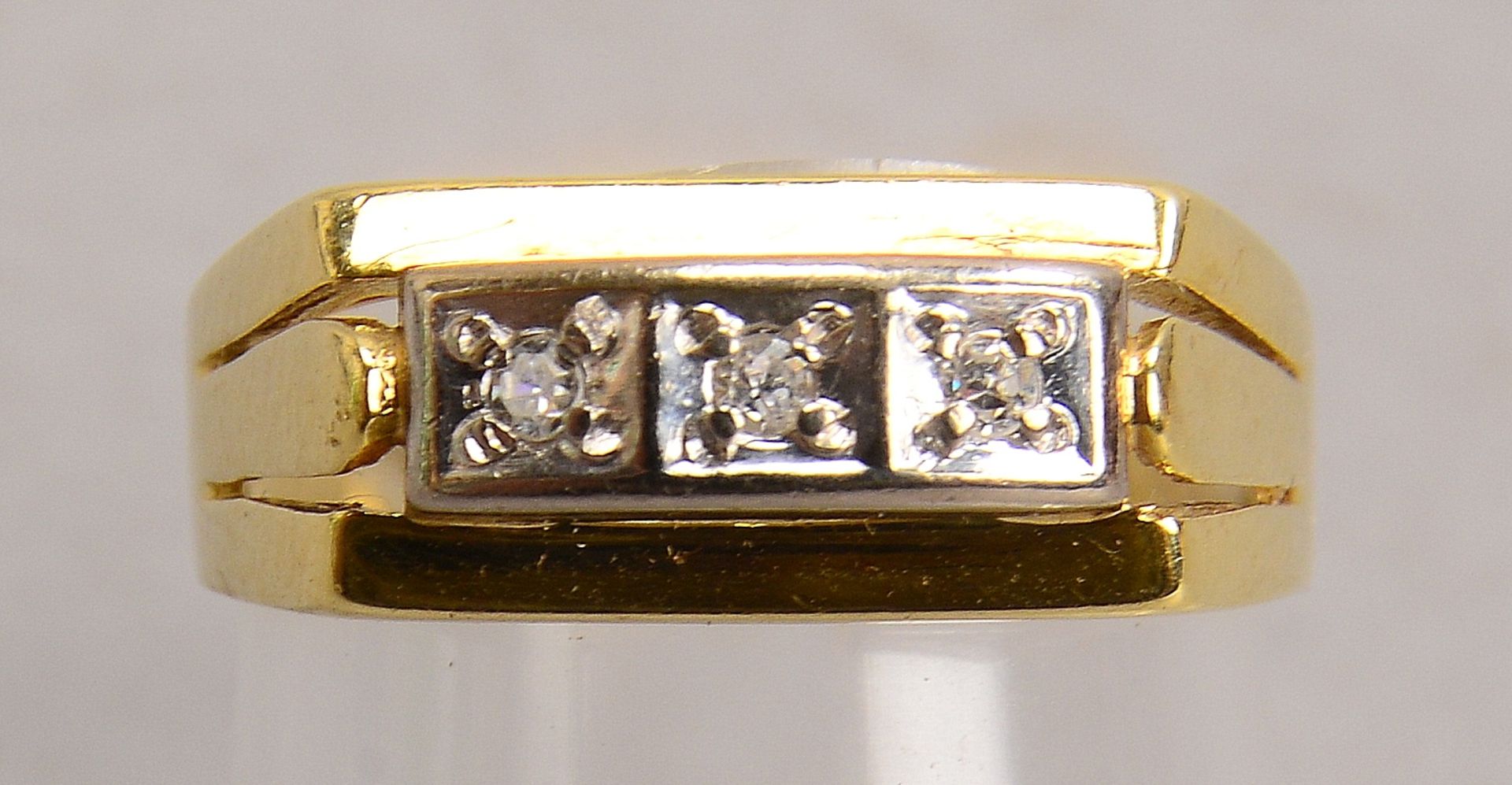 Ring, 585 GG (gestempelt), mit 3-fachem Diamantbesatz, Steine im Achtkantschliff; RG 52, Gewicht 4,2 - Bild 2 aus 2