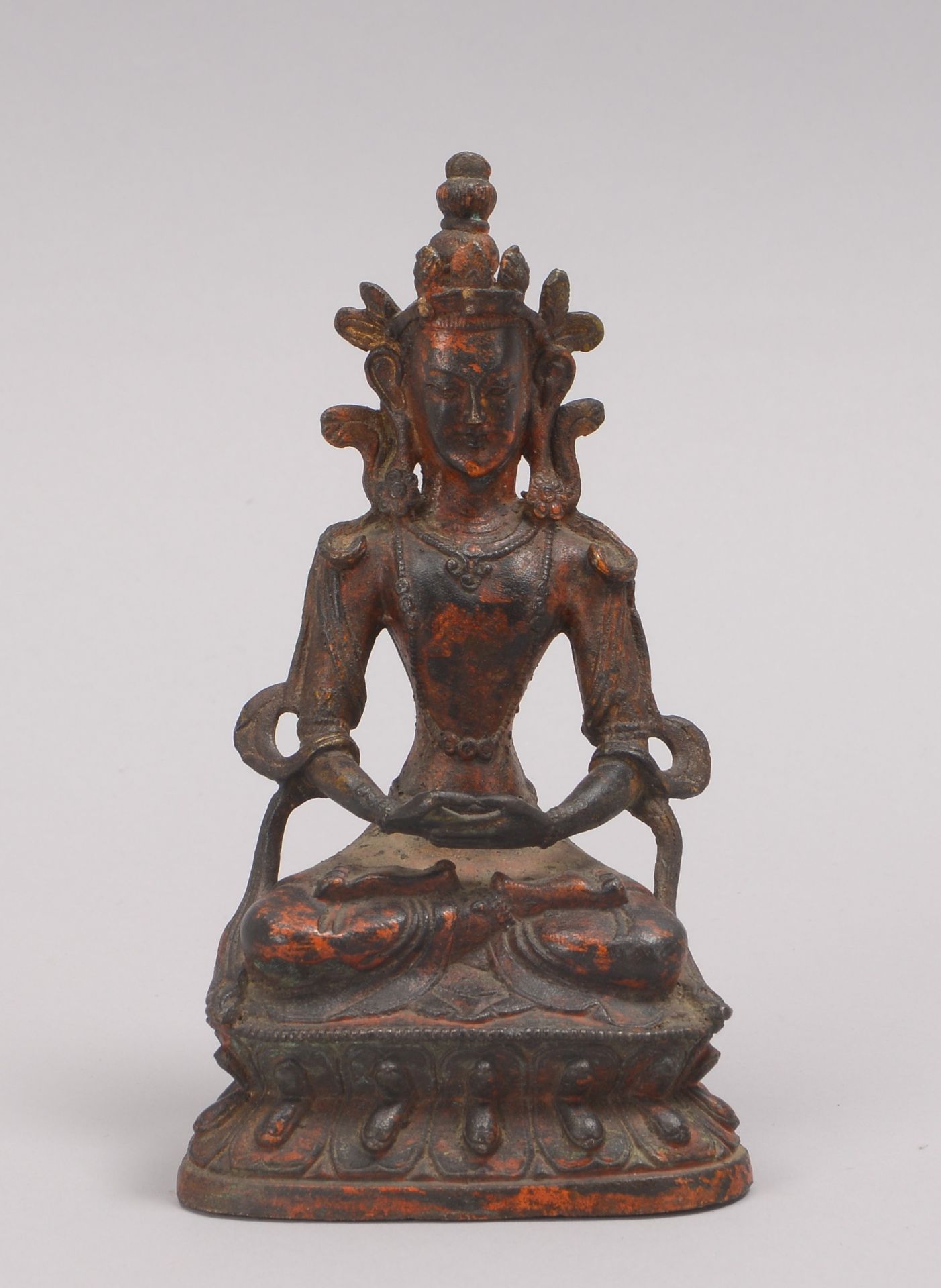 Bronzeskulptur (Tibet), 'Buddha' (in sitzender Haltung dargestellt), Figur auf Lotussockel, mit Rest