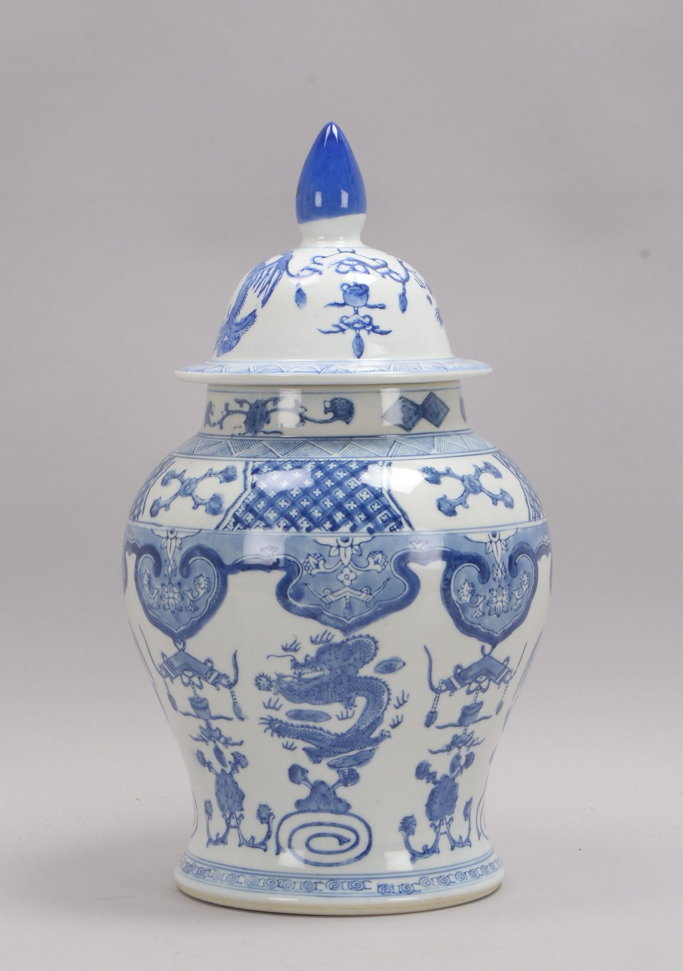 Deckelvase (China, 20. Jahrhundert), mit landestypischem Unterglasurdekor in Blau; H&ouml;he 44 cm