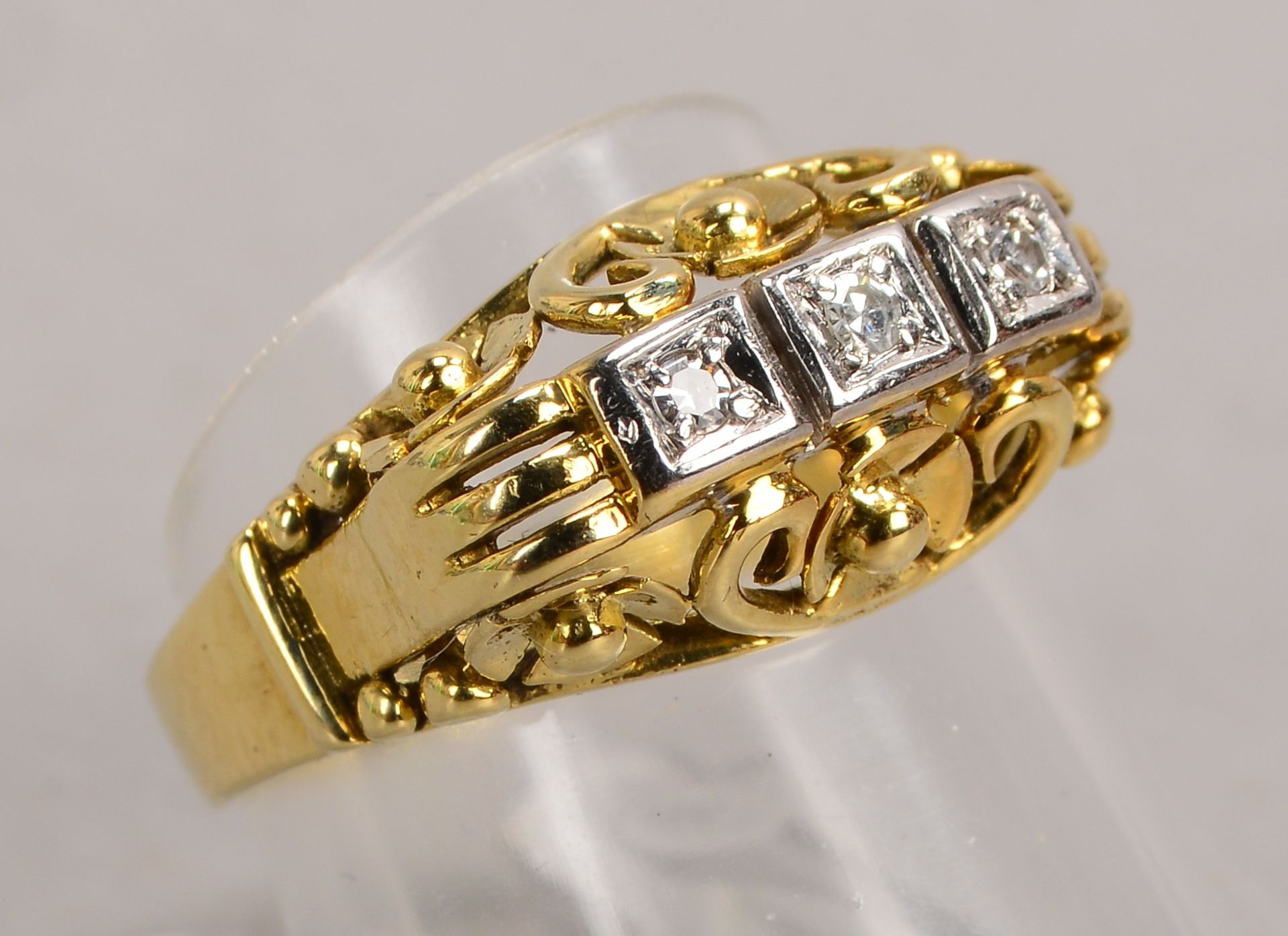 Ring, 585 GG (gestempelt), mit 3-fachem Diamantbesatz, Steine im Achtkantschliff; RG 56, Gewicht 5,6