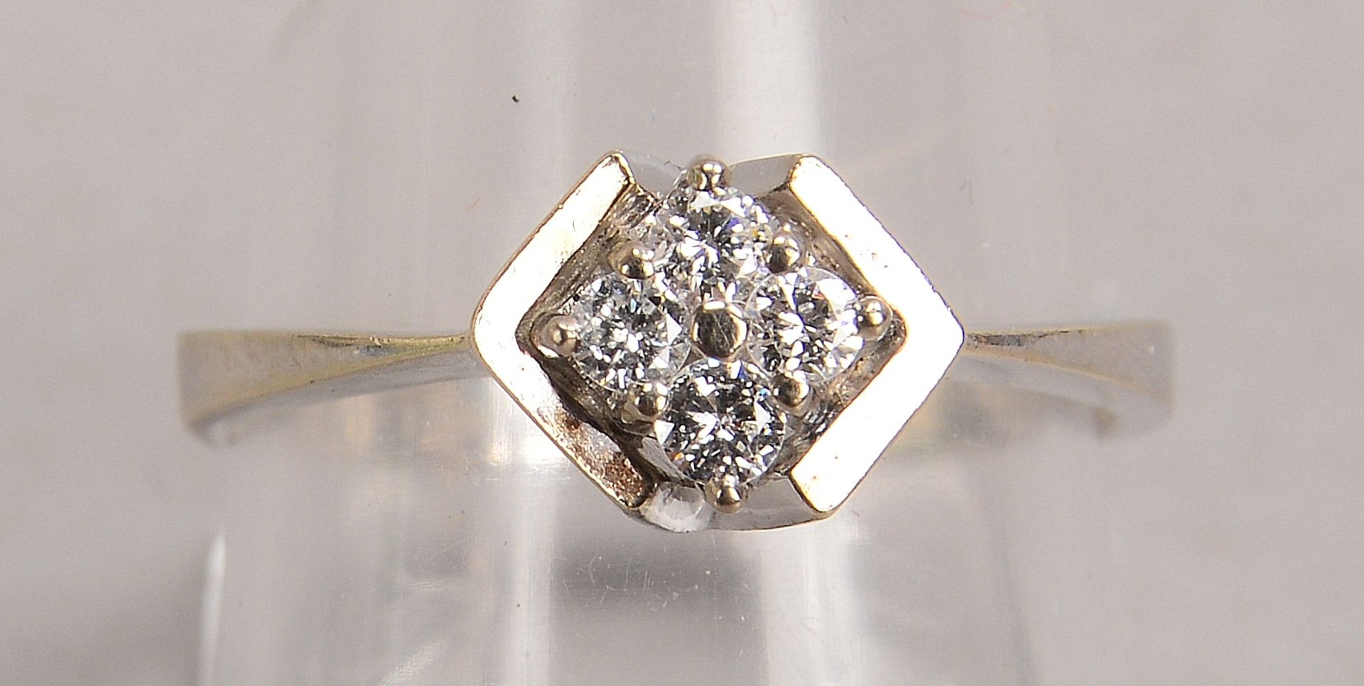 Ring, 585 WG (gestempelt), mit 4-fachem Brillantbesatz/zusammen ca. 0,16 ct; RG 57, Gewicht 3,50 g