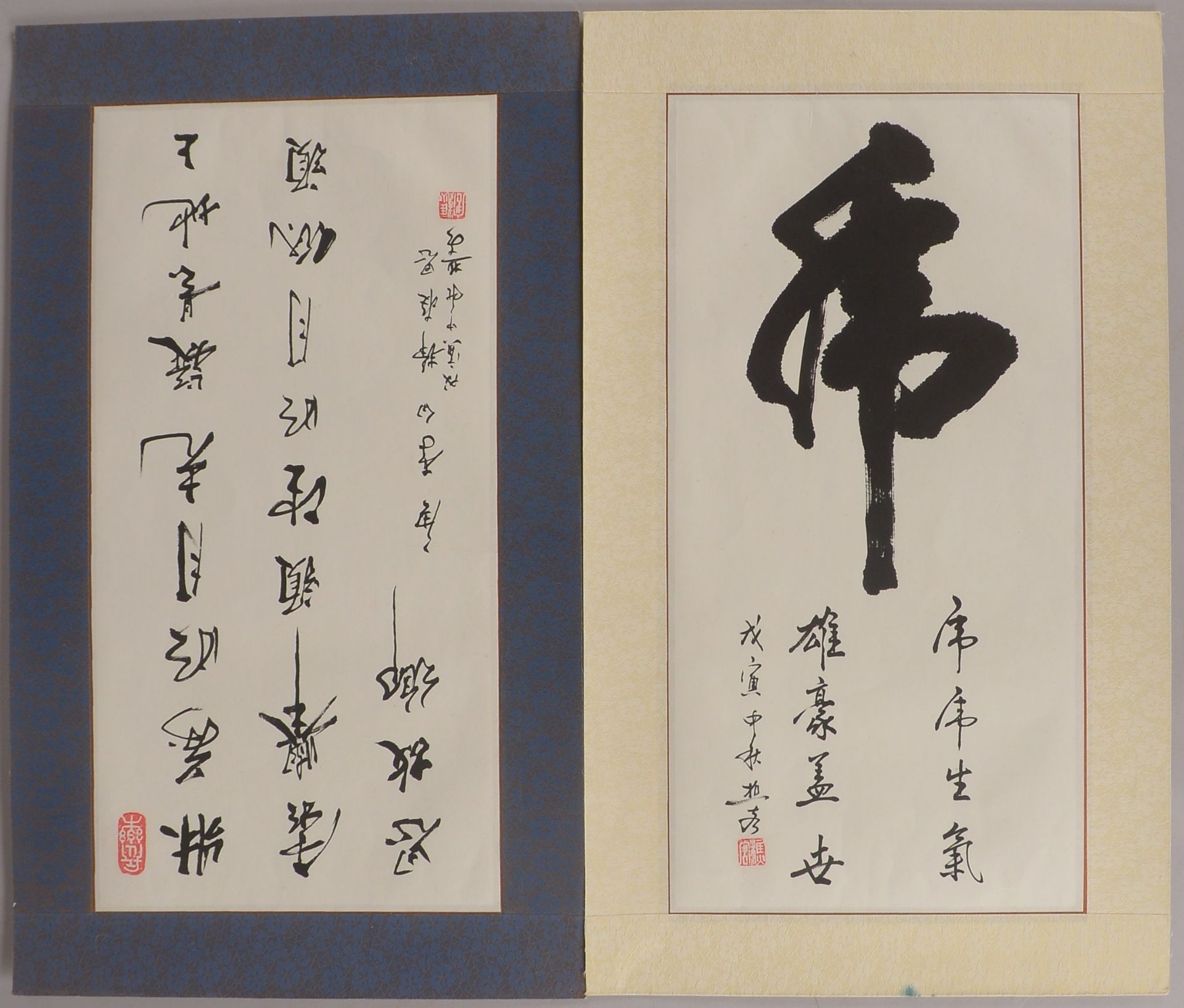2 Kalligrafien (China), jeweils mit Signaturstempel, im seidenen Passepartout; 1x Ma&szlig;e 52 x 30