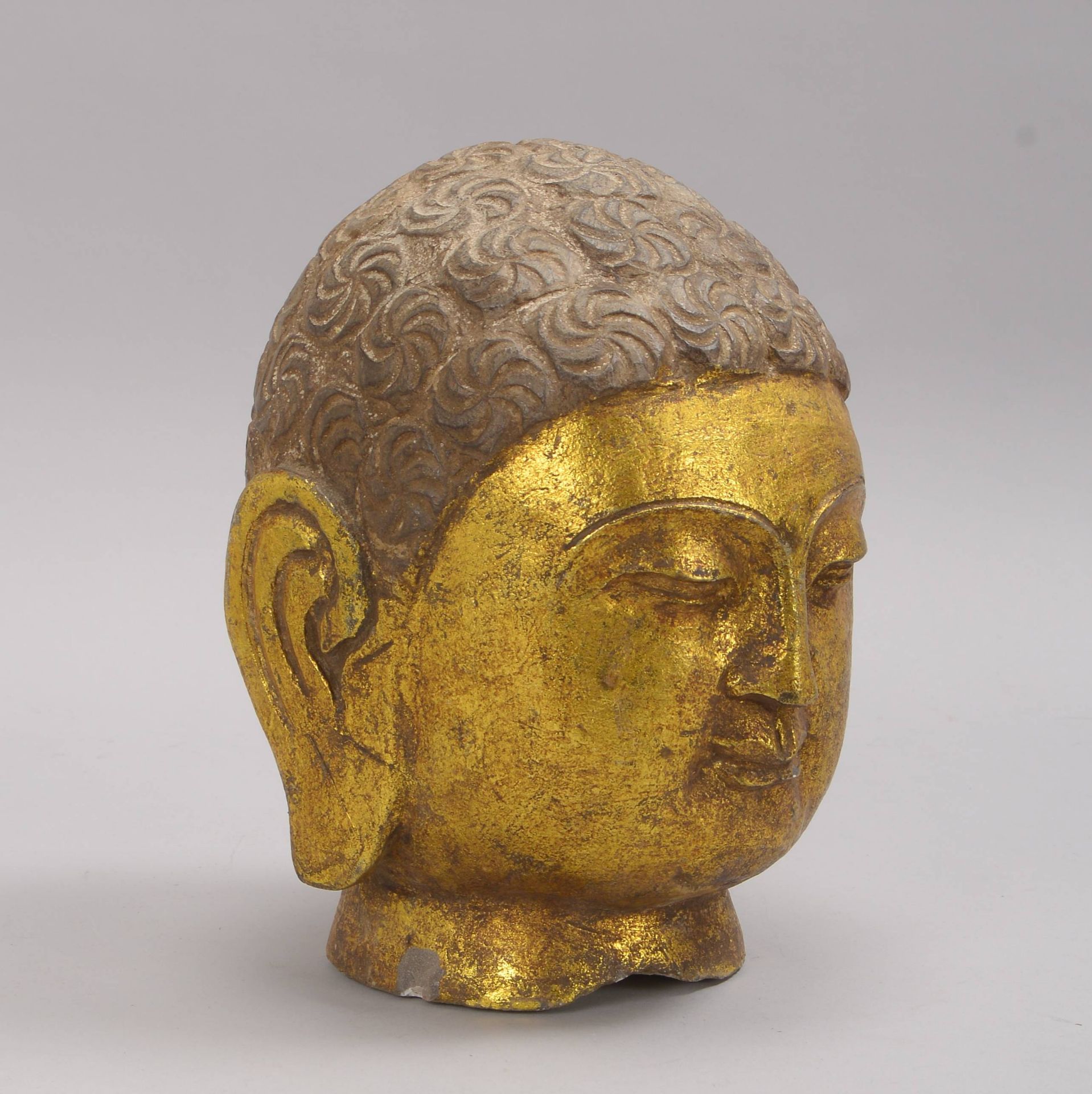 Steinskulptur (China), &#039;Buddha-Kopf&#039;, Darstellung partiell reliefiert und teils vergoldet - Image 2 of 2