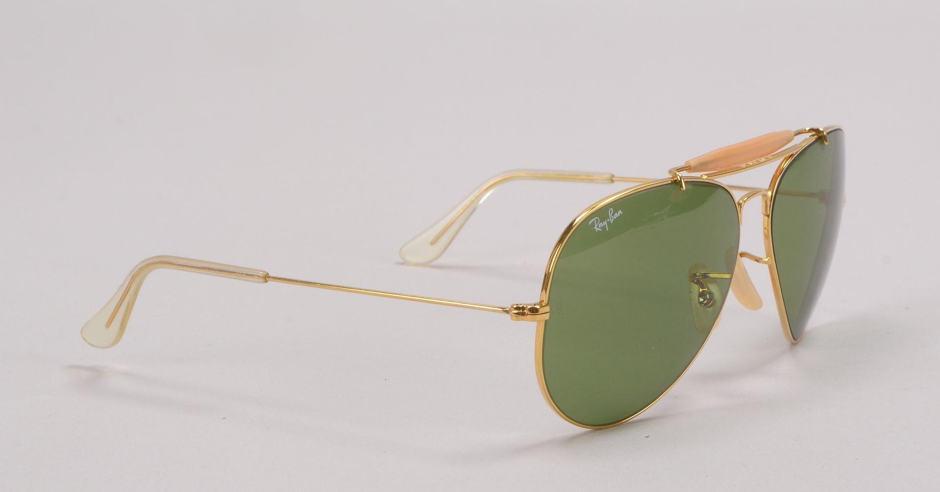 Ray Ban, Designer-Sonnenbrille, im Etui - in gepflegtem Zustand; Rahmenbreite 14,5 cm - Bild 2 aus 3