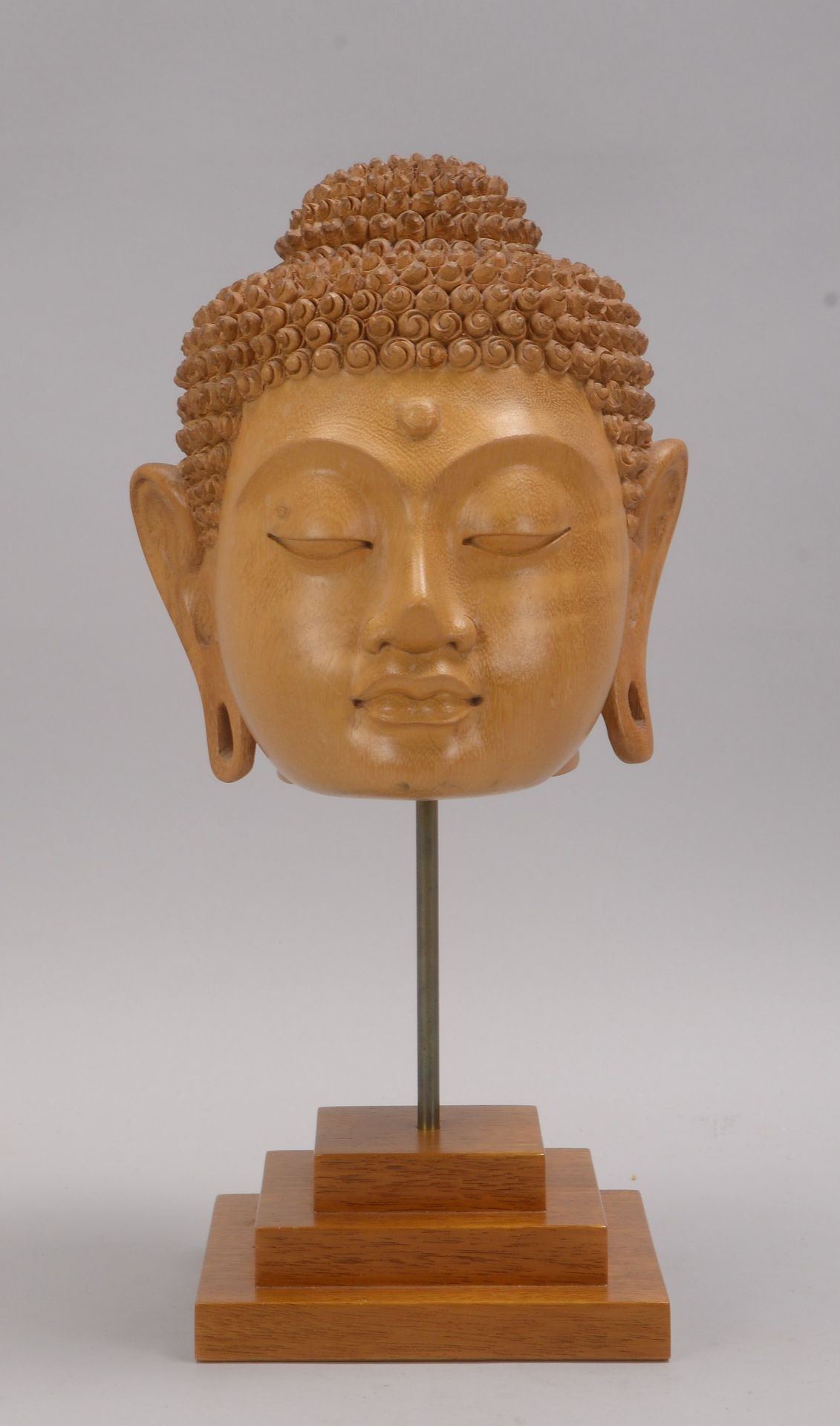 Bambusskulptur (Bali), 'Buddha-Kopf', auf Holzsockel schwebend montiert; Höhe 40,5 cm