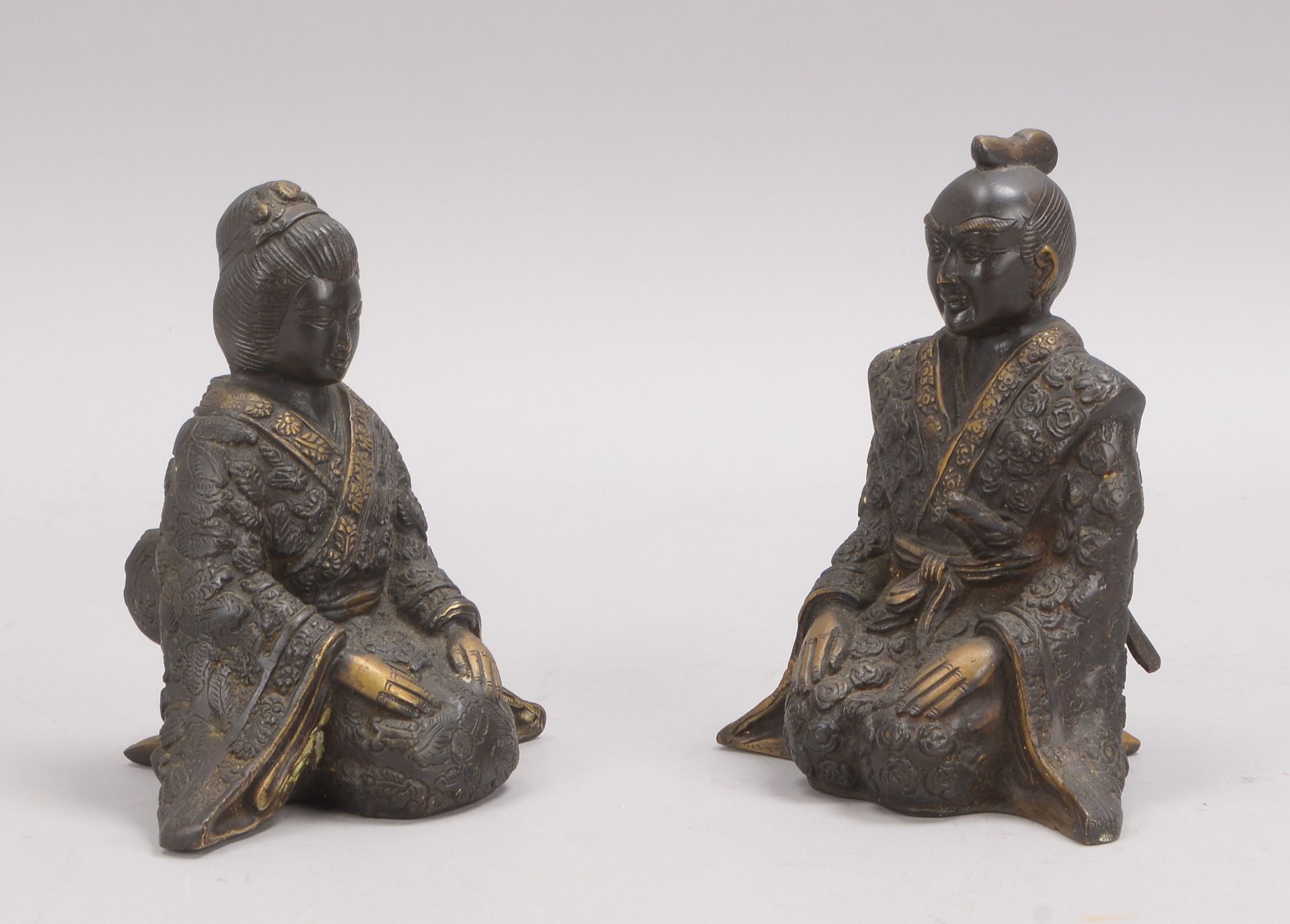 Paar Bronzefiguren (China), &#039;Kniender Mann&#039; und &#039;Kniende Frau&#039;, Gew&auml;nder um - Image 2 of 2