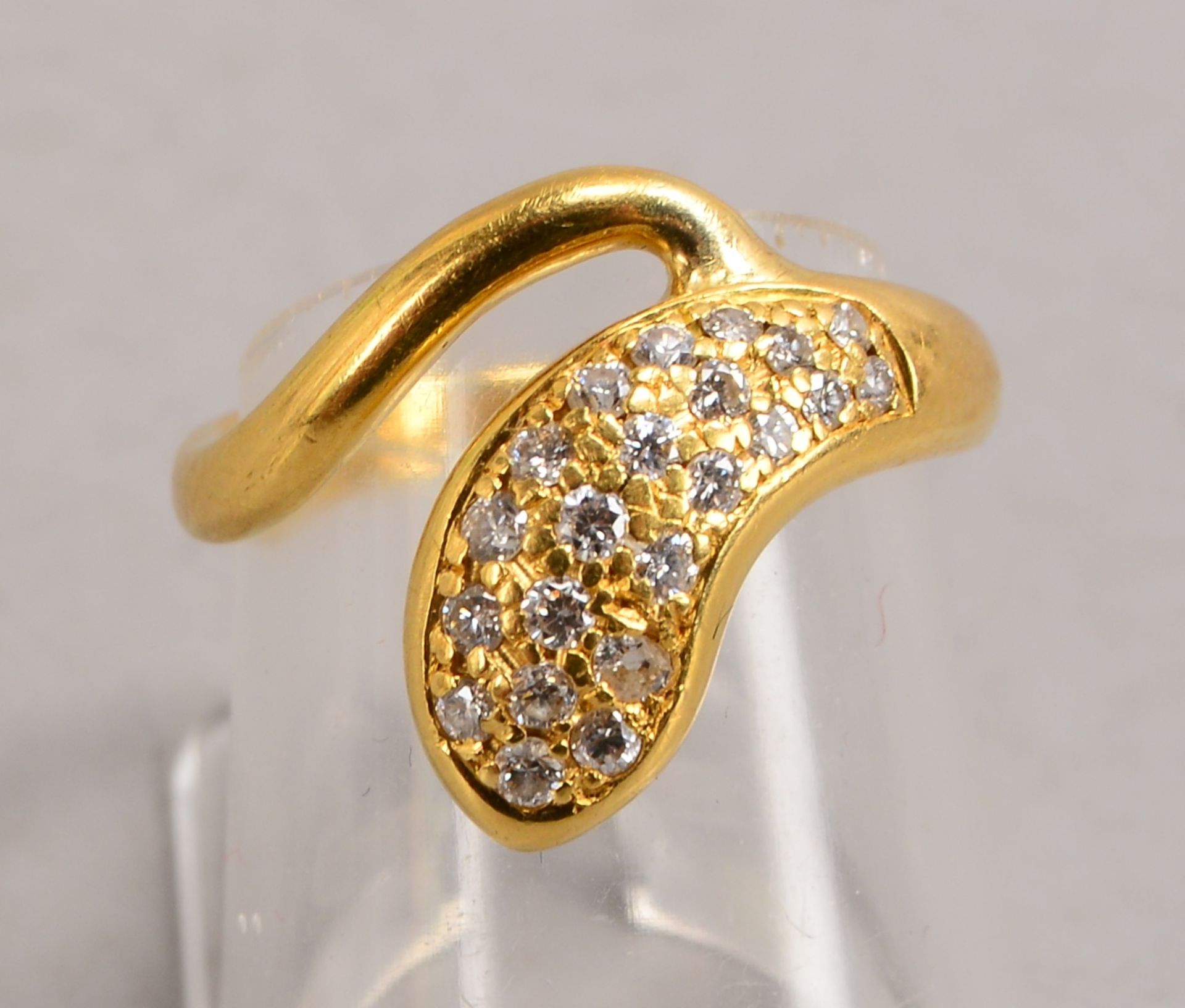 Ring, 750 GG (gestempelt), mit mehrfachem Brillantbesatz/zusammen 0,35 ct; RG 49/50, Gewicht 4,30 g - Bild 2 aus 2