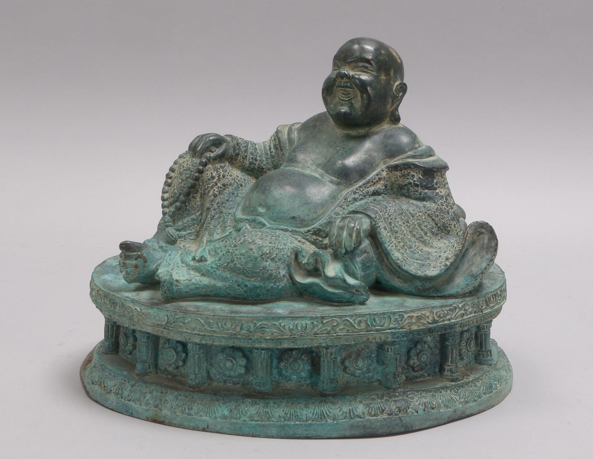 Bronzeskulptur (China), &#039;Sitzender Buddha&#039;, Hohlguss zementgef&uuml;llt, mit gr&uuml;ner P