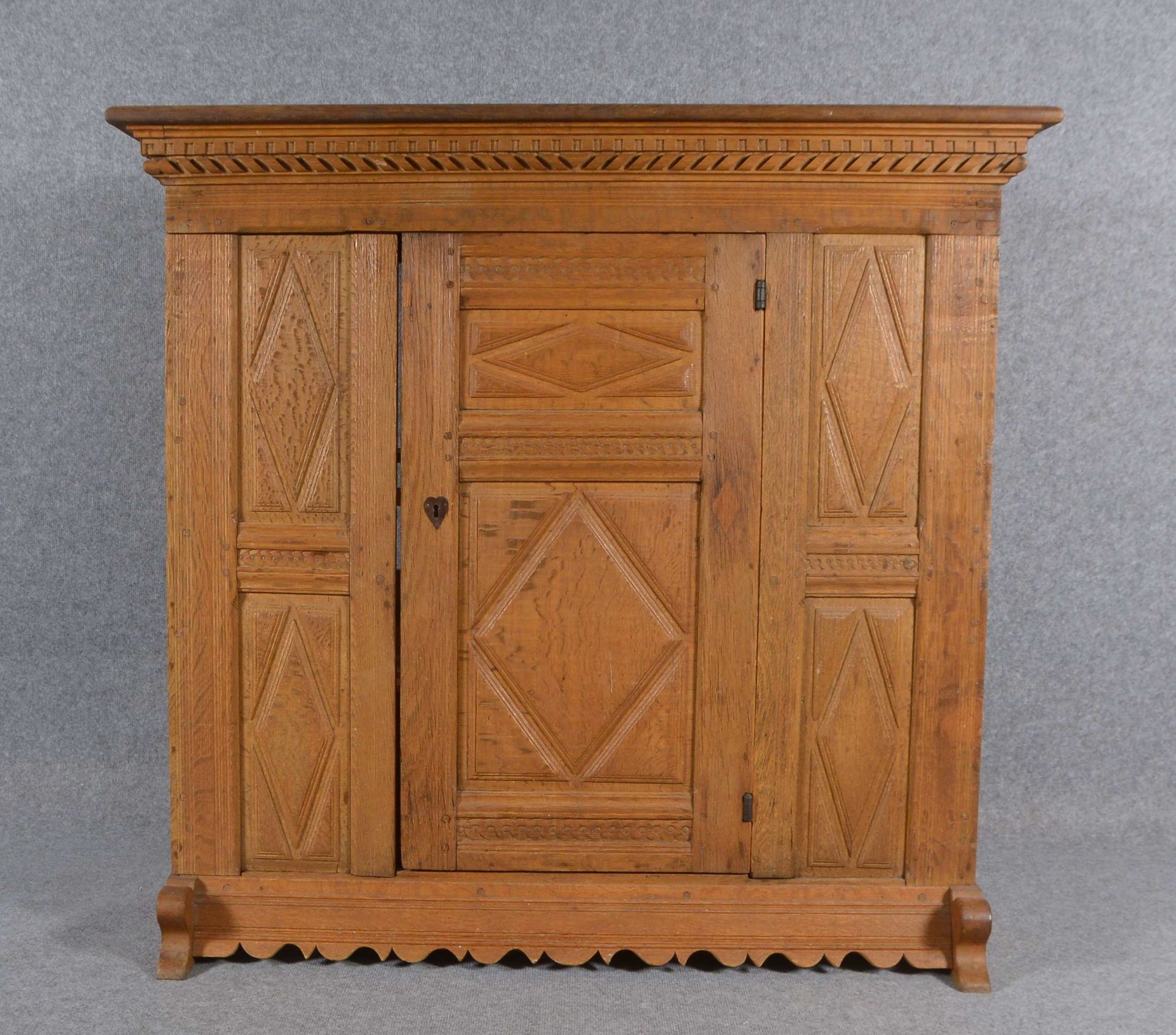 Halbschrank/Sideboard, alt, Eiche, Korpus 1-türig/Front mit geometrischer Schnitzerei, innen 2x Bord