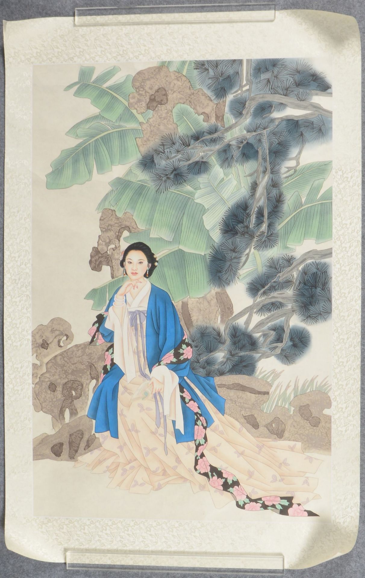 Rollbild (China), &#039;Frau in Landschaft&#039;, im seidenen Passepartout; Ma&szlig;e 115 x 76 cm