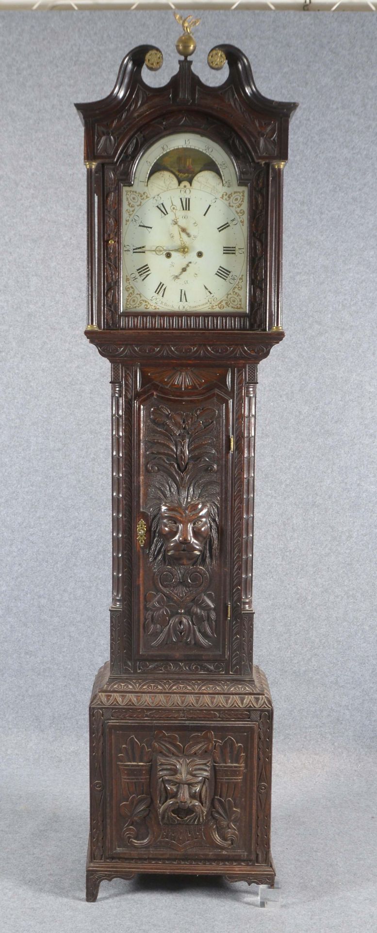 Standuhr (um 1780), Richard Birch/Birmingham, reich beschnitztes Eichengehäuse mit figürlichen Schni