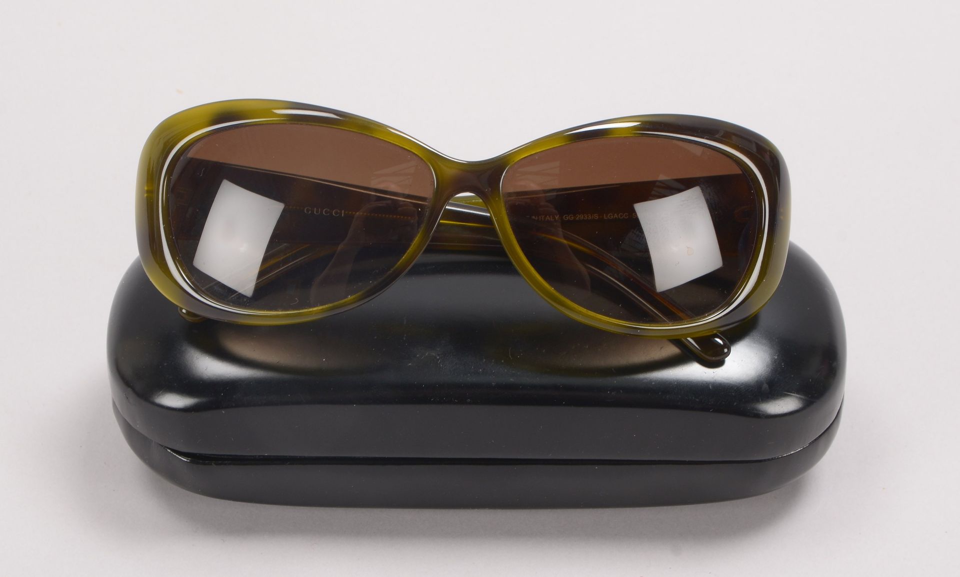 Gucci/Italien, Designer-Sonnenbrille, im Etui - in gepflegtem Zustand; Rahmenbreite 13,5 cm - Bild 3 aus 3