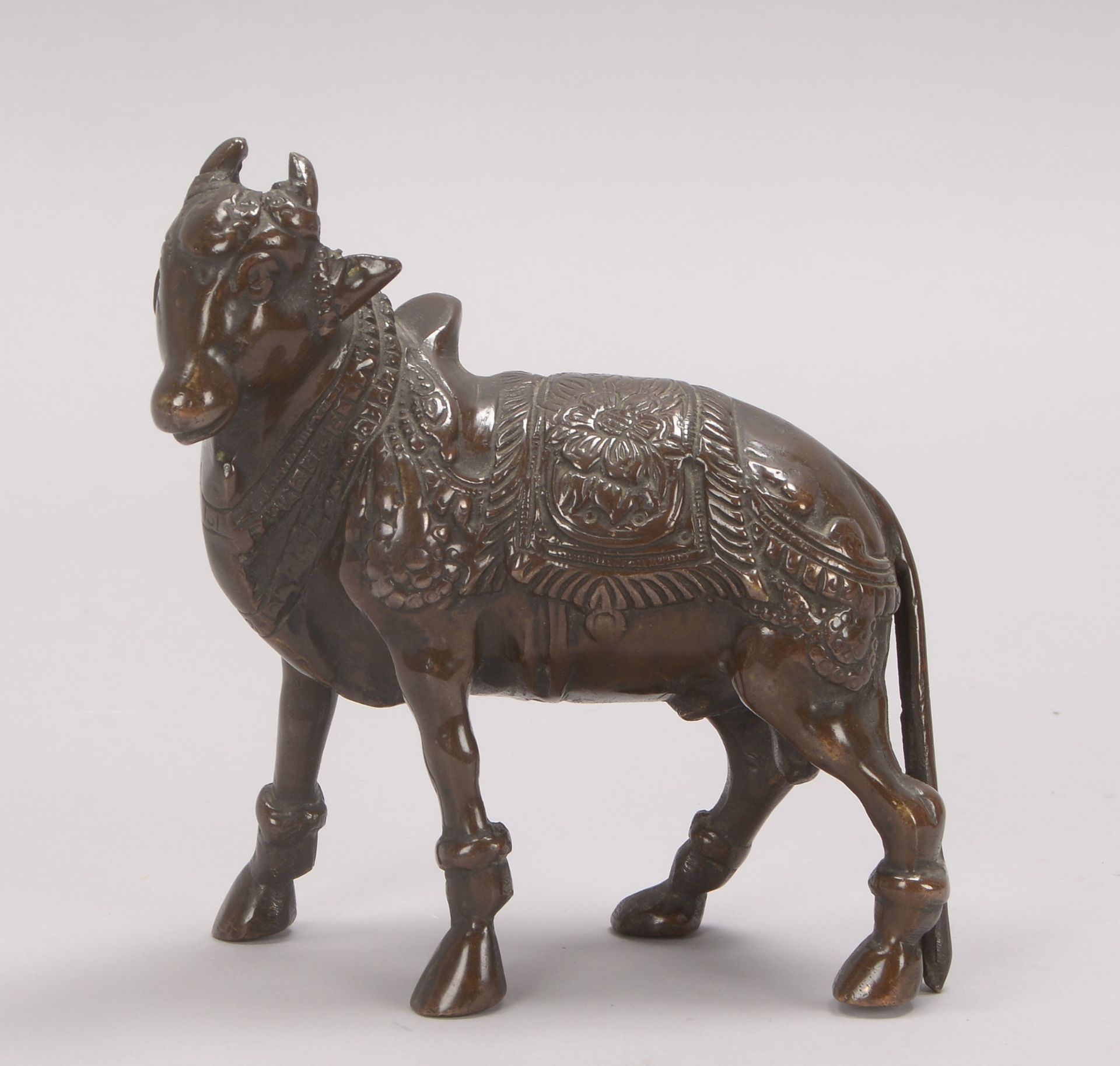 Bronzeskulptur (Indien), &#039;Kuh&#039;, partiell reliefiert; H&ouml;he 14,5 cm, L&auml;nge 13,5 cm - Image 2 of 2