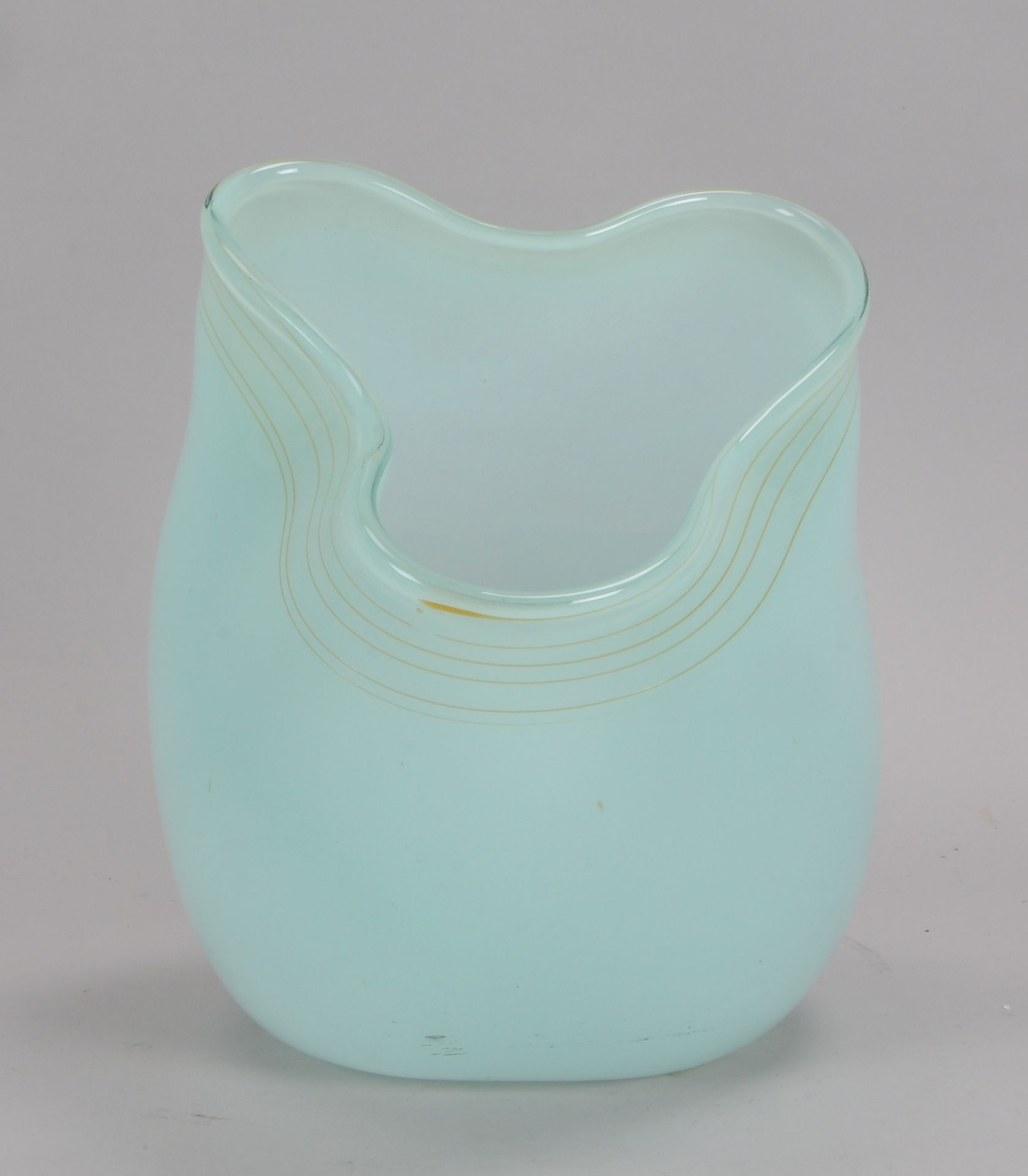 Glasobjekt/Tischvase, Murano(?), in Fazzoletto-Form, Korpus in leichter Schräglage, hellgrünes Glas 