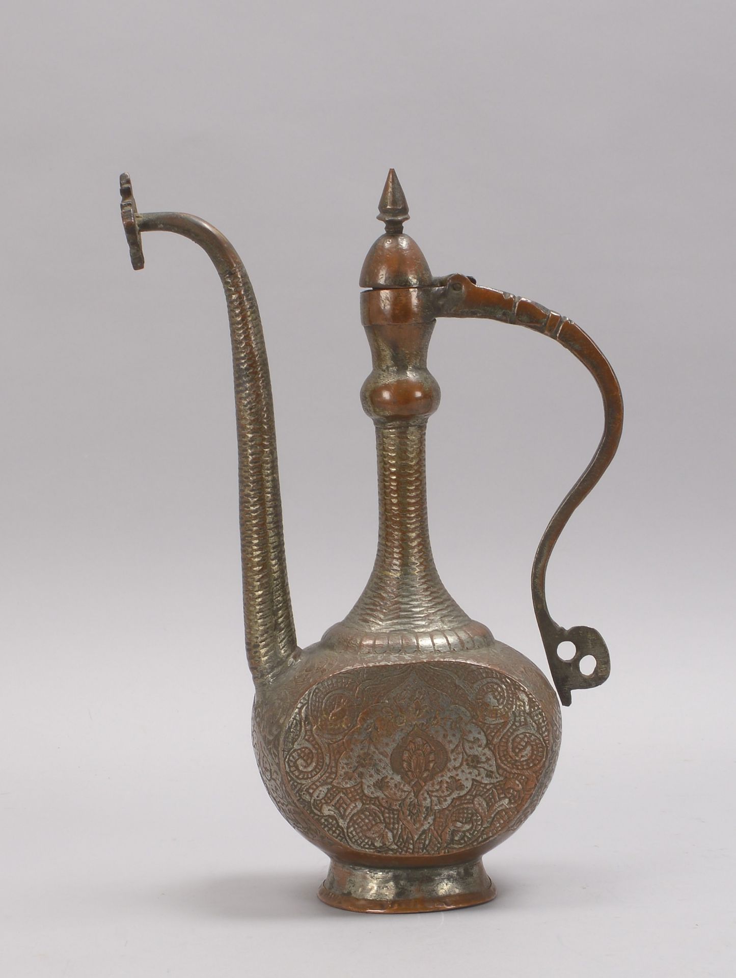 Kanne (Qajar/Persien), Kupfer, mit Reliefdekor; Höhe 36,5 cm