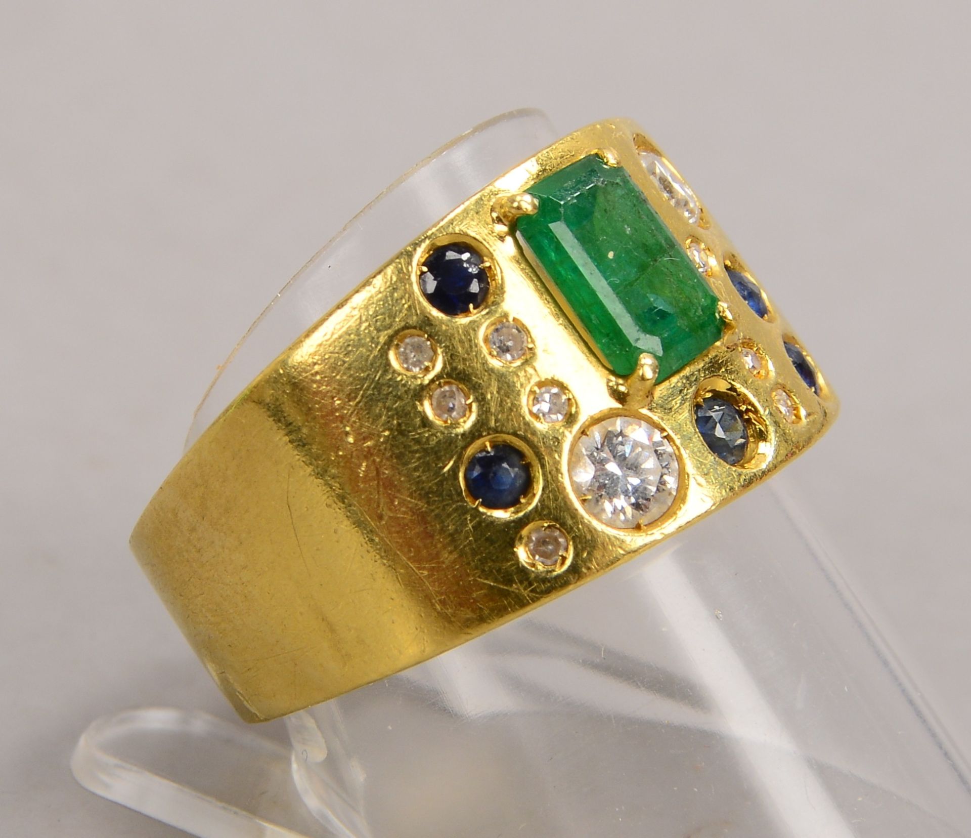 Ring, 750 GG (gestempelt), besetzt mit einzelnem Smaragd, Stein im Smaragdschliff, mit 2-fachem Bril