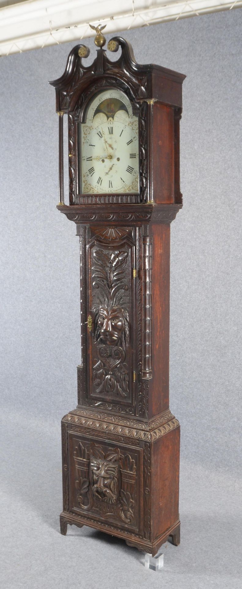 Standuhr (um 1780), Richard Birch/Birmingham, reich beschnitztes Eichengehäuse mit figürlichen Schni - Bild 2 aus 3