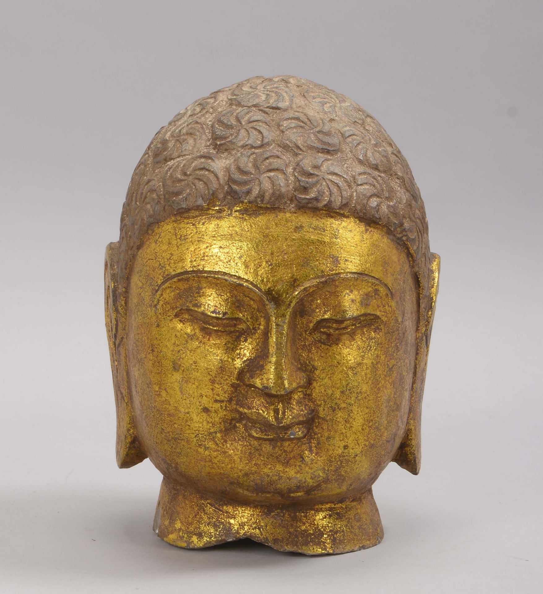 Steinskulptur (China), &#039;Buddha-Kopf&#039;, Darstellung partiell reliefiert und teils vergoldet