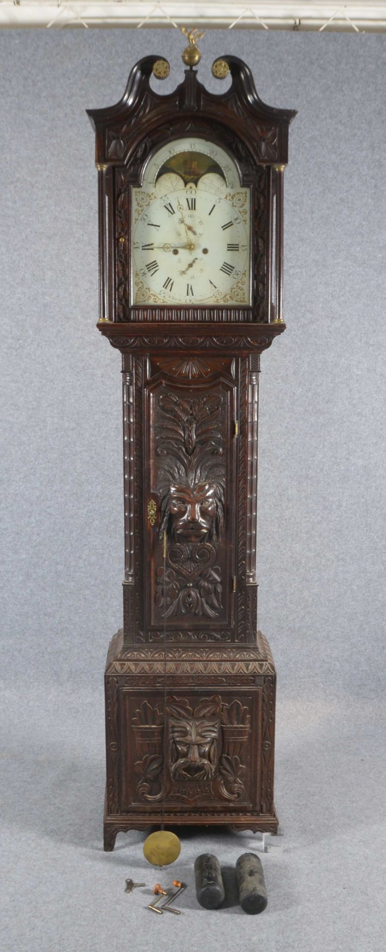 Standuhr (um 1780), Richard Birch/Birmingham, reich beschnitztes Eichengehäuse mit figürlichen Schni - Bild 3 aus 3