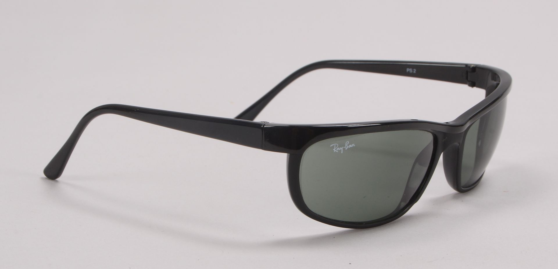 Ray Ban, Designer-Sonnenbrille, im Etui - in gepflegtem Zustand; Rahmenbreite 15 cm  - Bild 2 aus 3