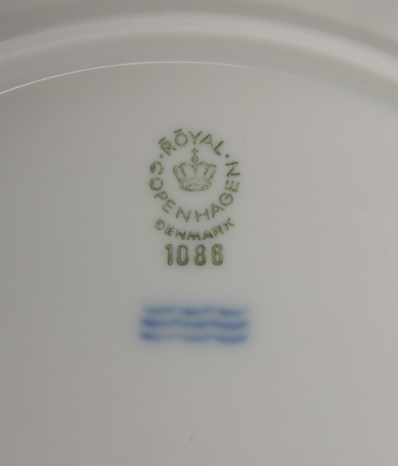 Royal Copenhagen, 6-teiliger Satz Teegedecke mit Milchkännchen und Zuckertopf, mit Handmalerei - ver - Bild 2 aus 2